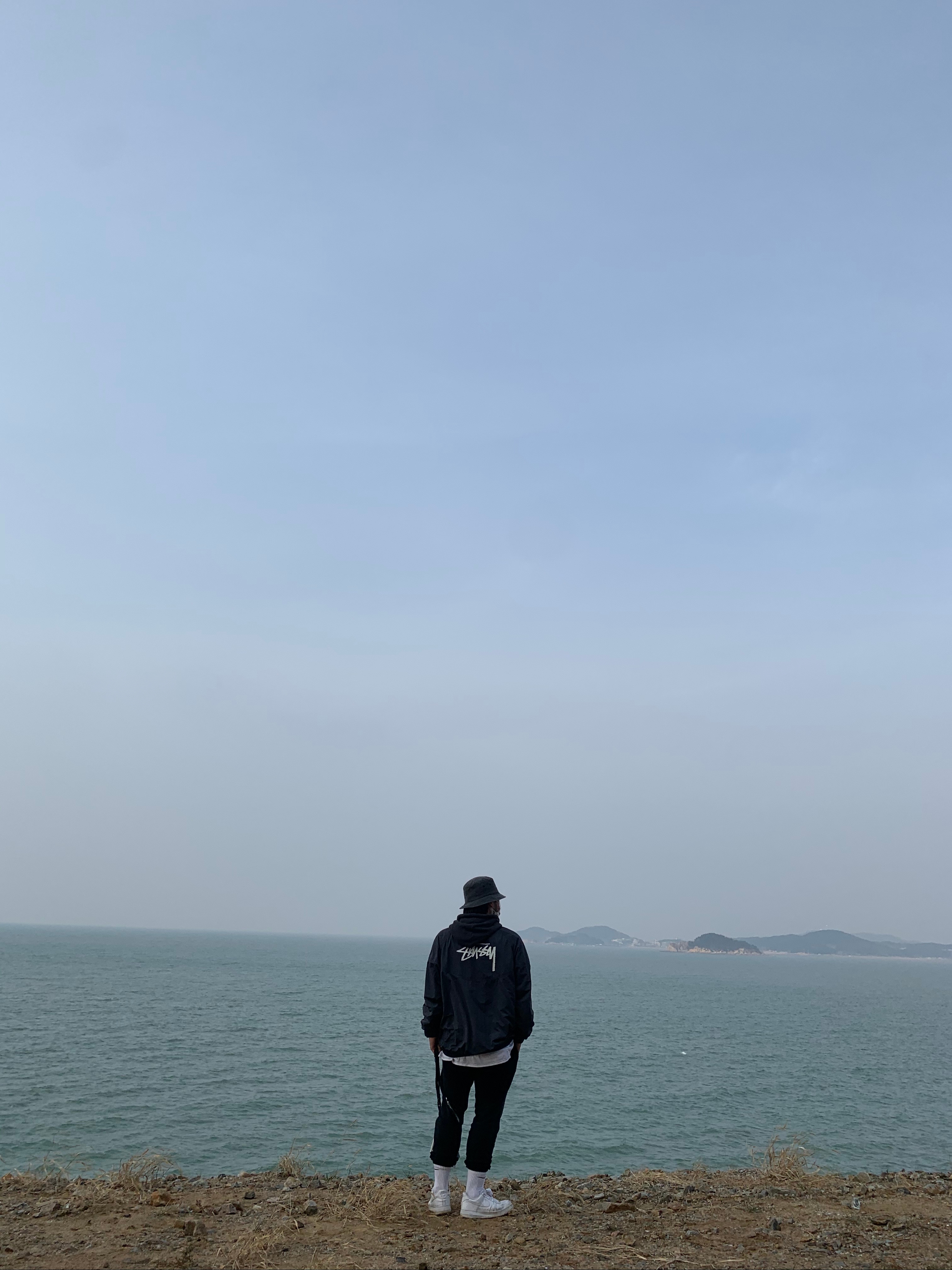 Nike x Stussy Windrunner Jacket Off Noir, Nike Air Force 1 '07 Low White 착용 스타일 - 2