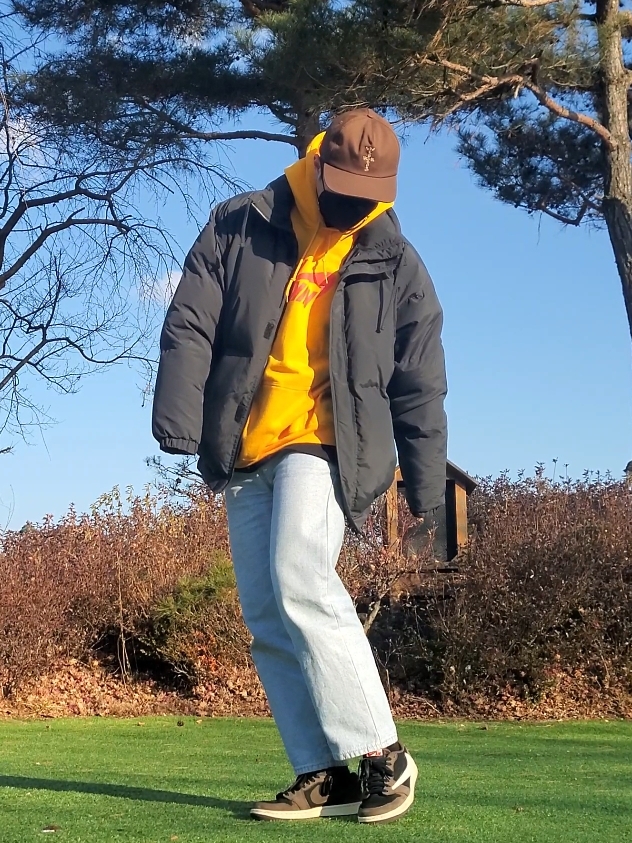 Jordan 1 x Travis Scott Retro Low OG SP Mocha, Essentials Puffer Jacket Iridescent - 20SS 착용 스타일 - 1