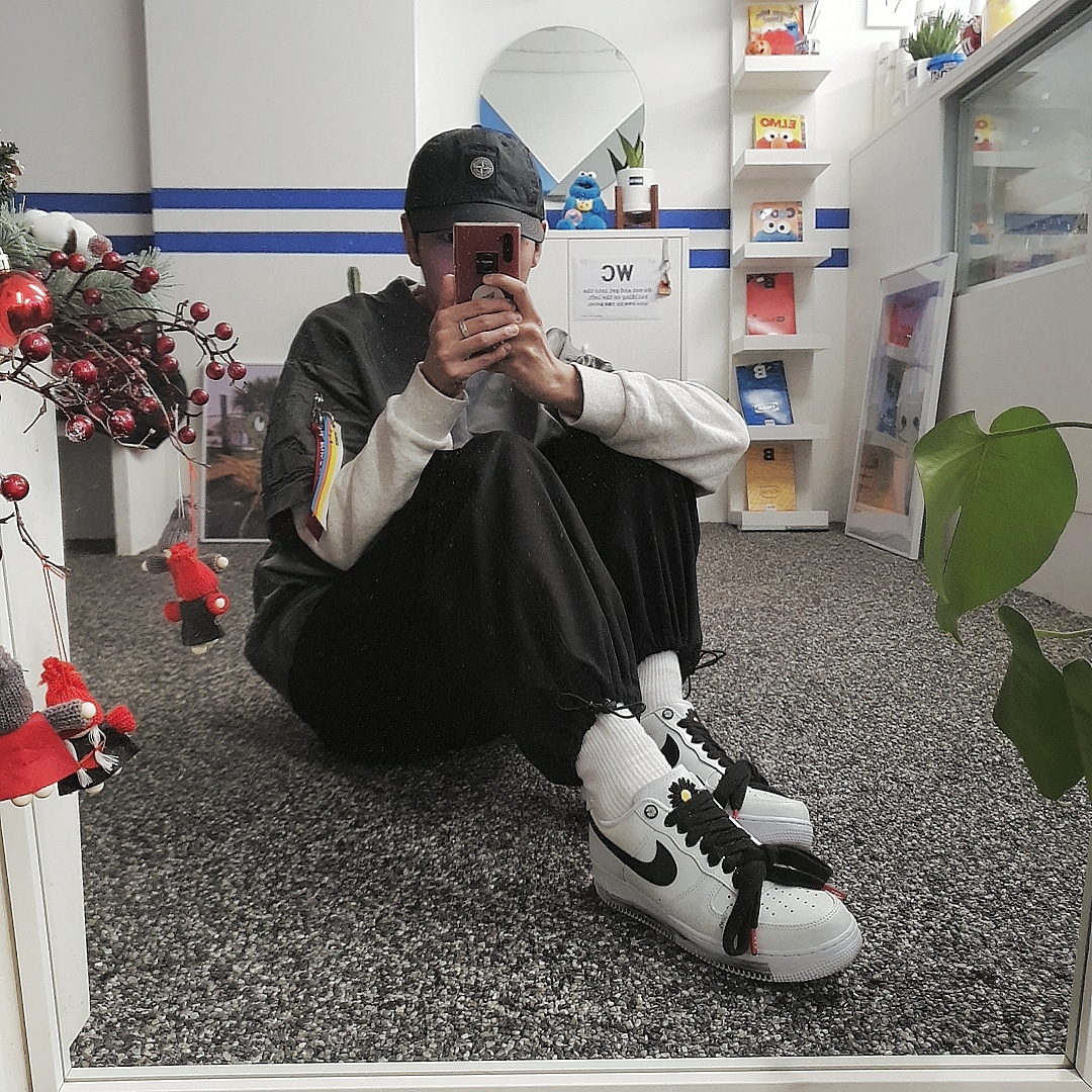 Nike x Peaceminusone Air Force 1 Low Para-Noise 2.0, IAB Studio x Alpha Industries MA-1 Jersey T-Shirt Gunmetal 착용 스타일