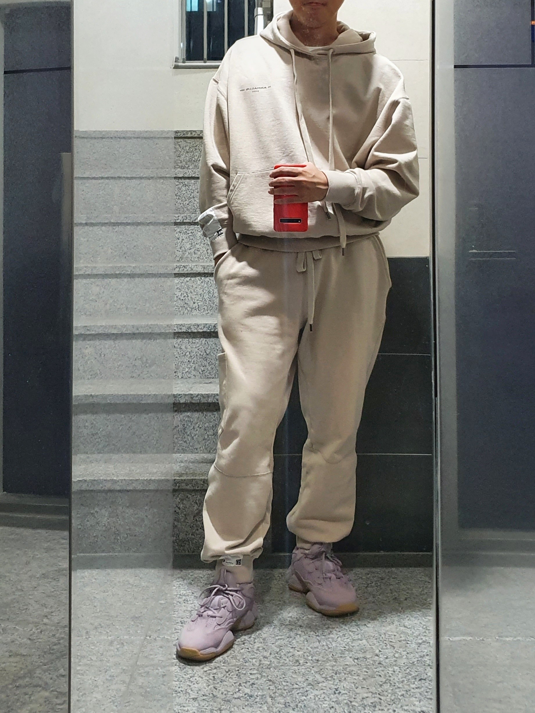 Adidas Yeezy 500 Soft Vision 착용 스타일