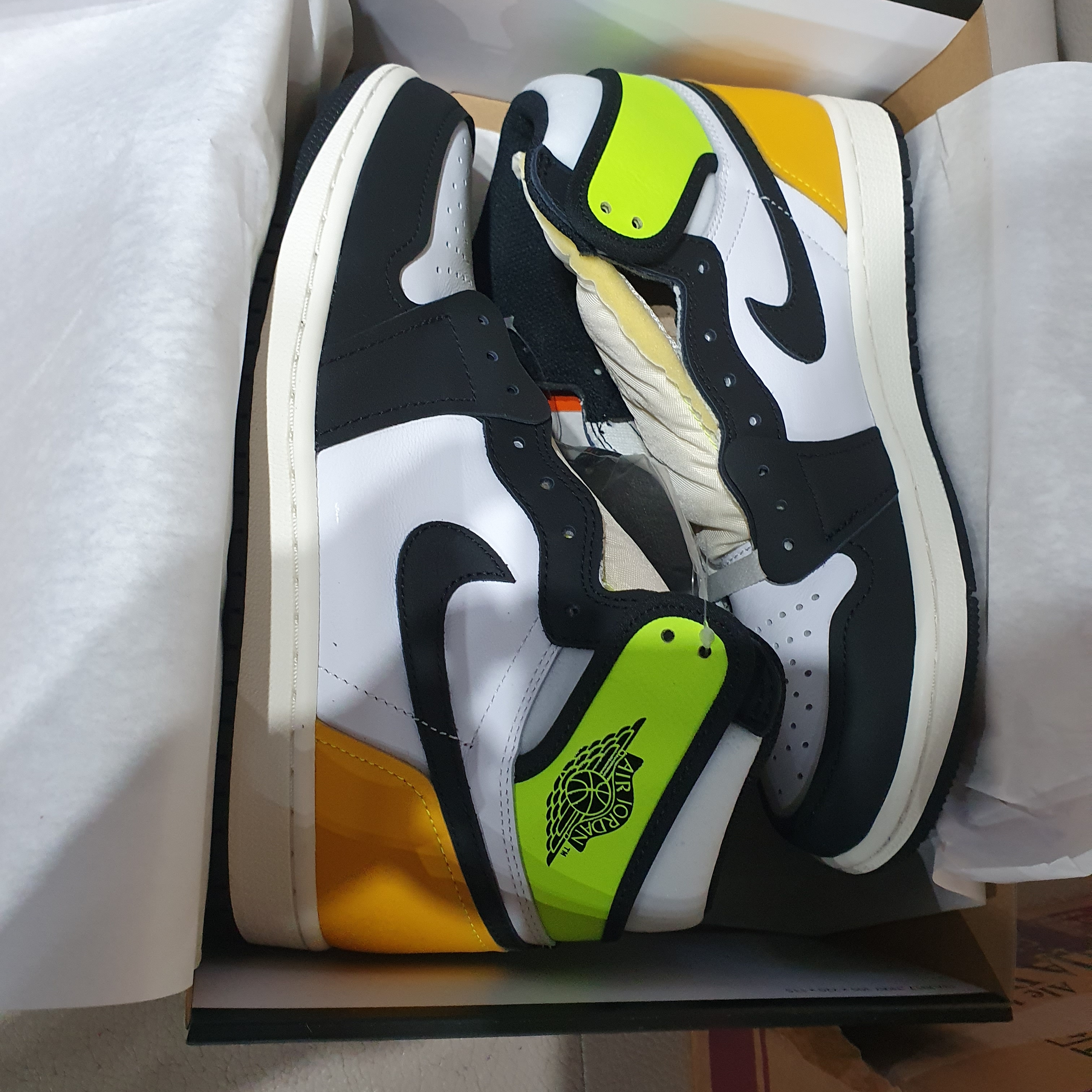 Jordan 1 Retro High OG Volt Gold 착용 스타일