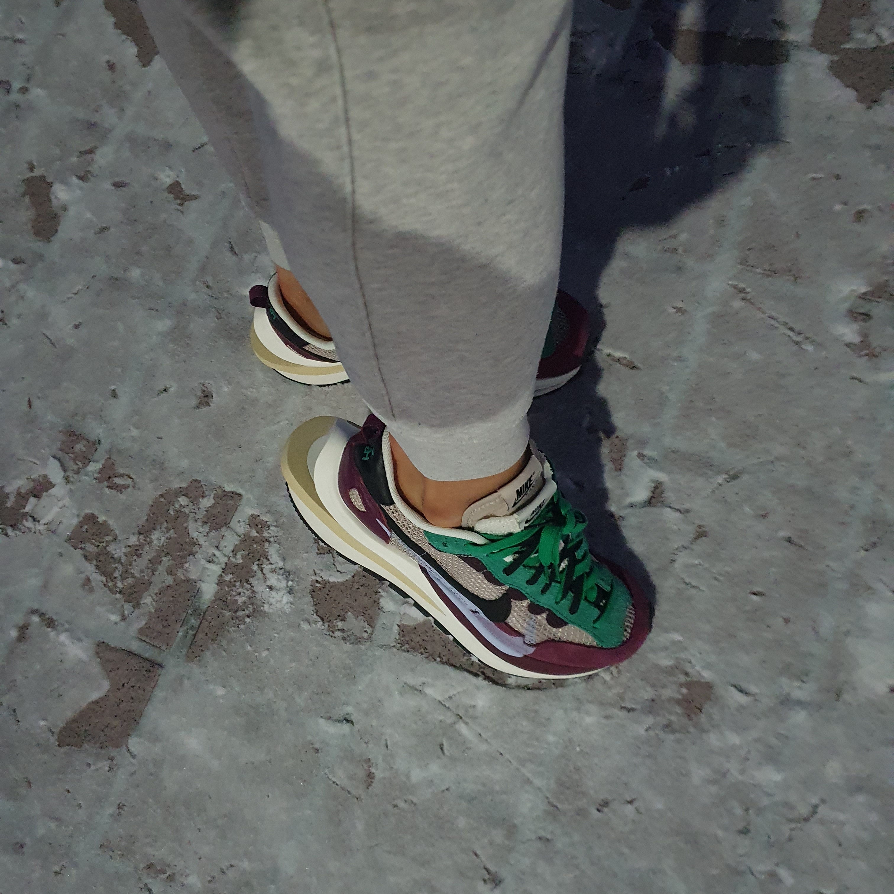 Nike x Sacai VaporWaffle String & Black Villain Red 착용 스타일 - 2