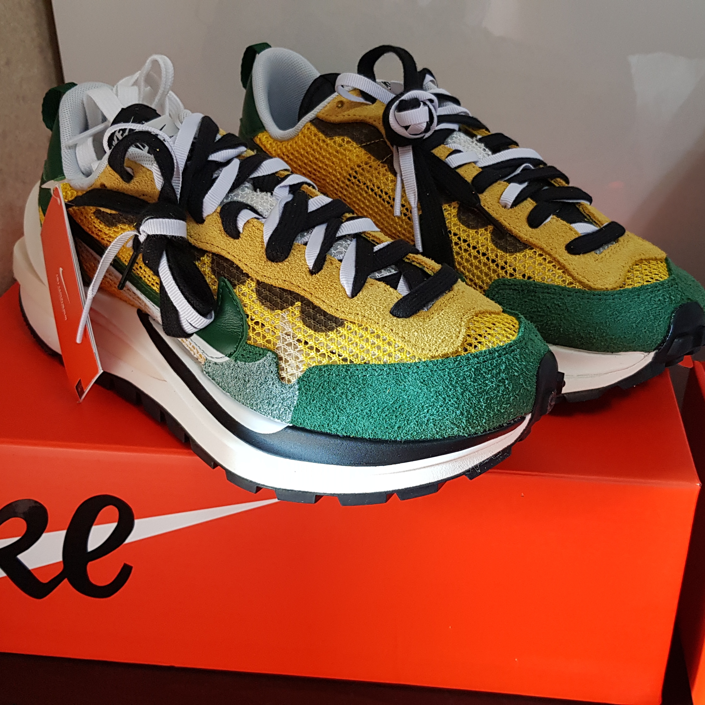 Nike x Sacai VaporWaffle Tour Yellow & Gorge Green Sail 착용 스타일