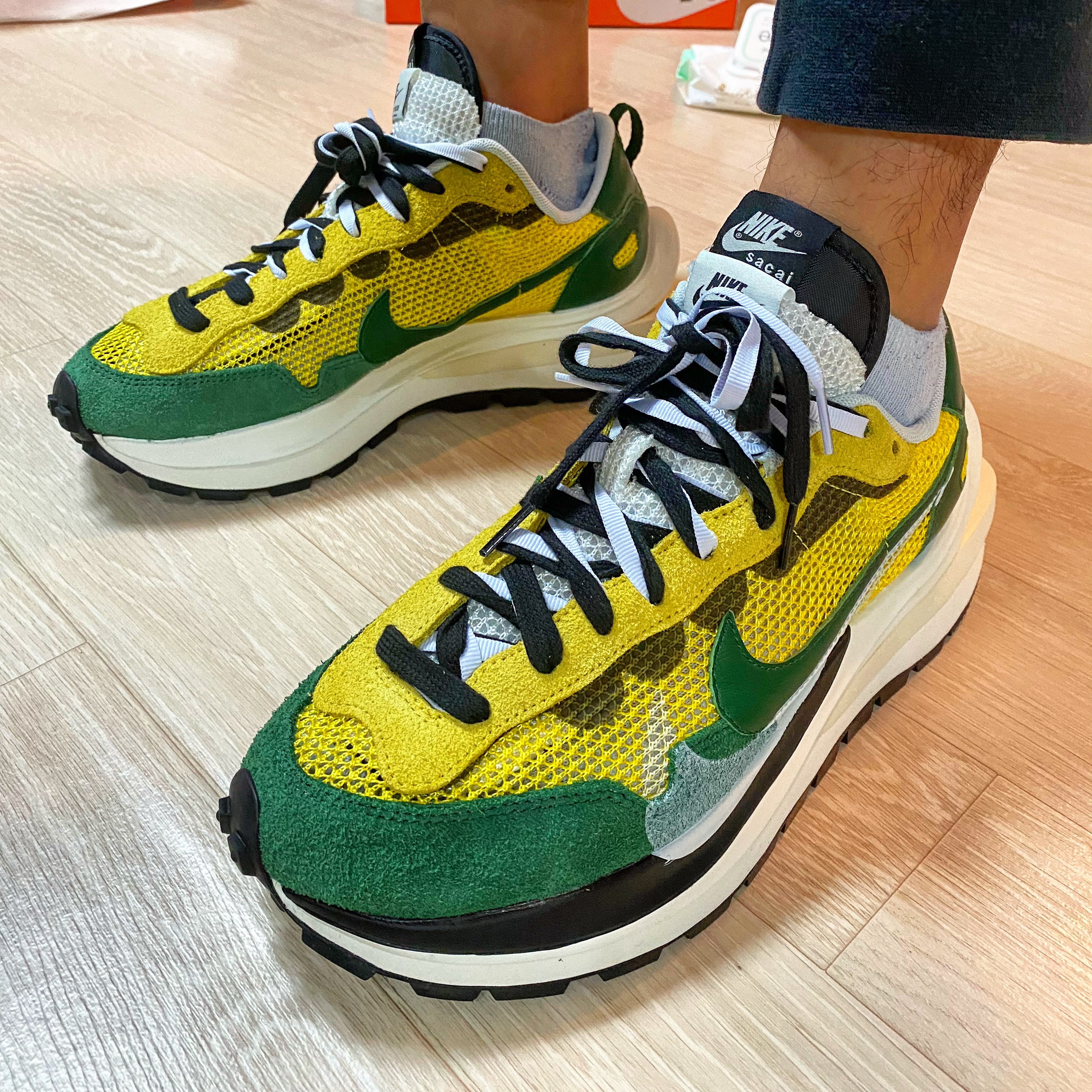 Nike x Sacai VaporWaffle Tour Yellow & Gorge Green Sail 착용 스타일