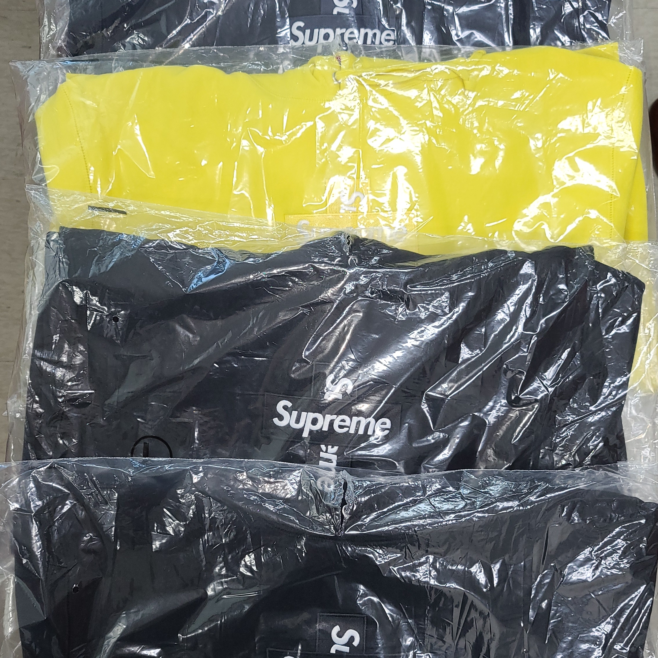 Supreme x Murakami Takashi COVID-19 Relief Box Logo T-Shirt White - 20SS, Supreme Cross Box Logo Hooded Sweatshirt Black - 20FW 착용 스타일 - 3