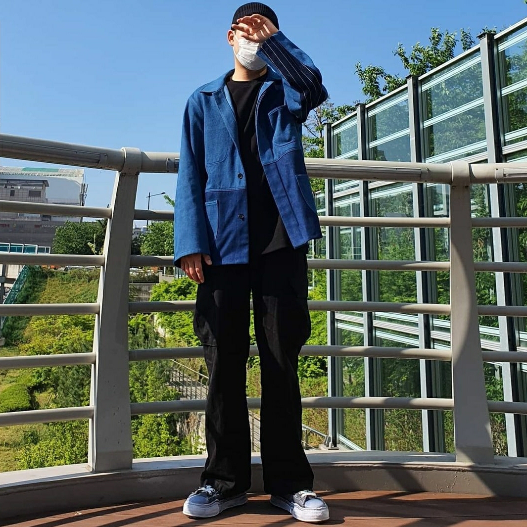Maison Mihara Yasuhiro OG Sole Over Dyed Leather x Canvas Lowcut Sneakers Black 착용 스타일 - 2