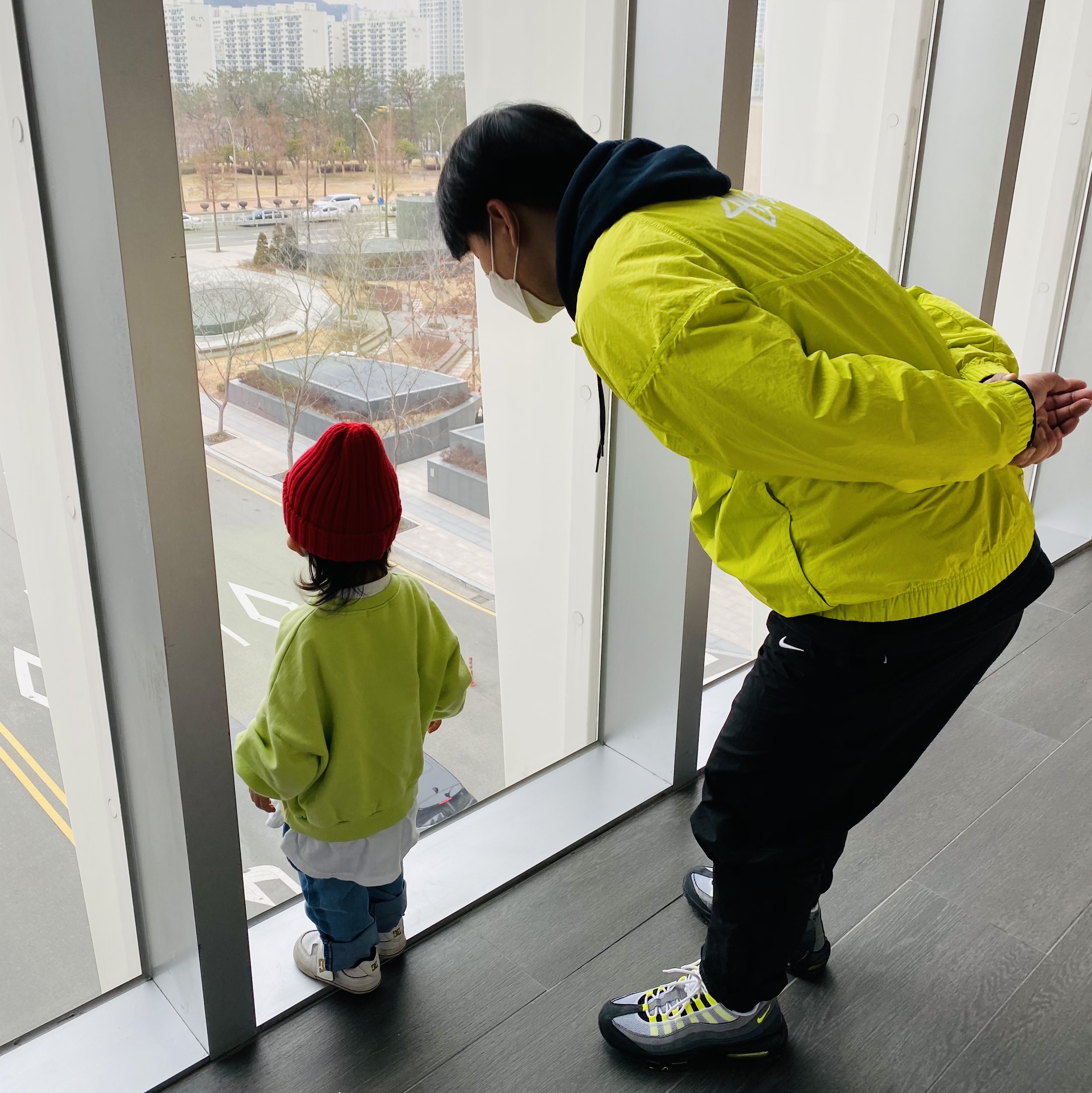 Nike Air Max 95 OG Neon Yellow 2020, Nike x Stussy Windrunner Jacket Bright Cactus 착용 스타일