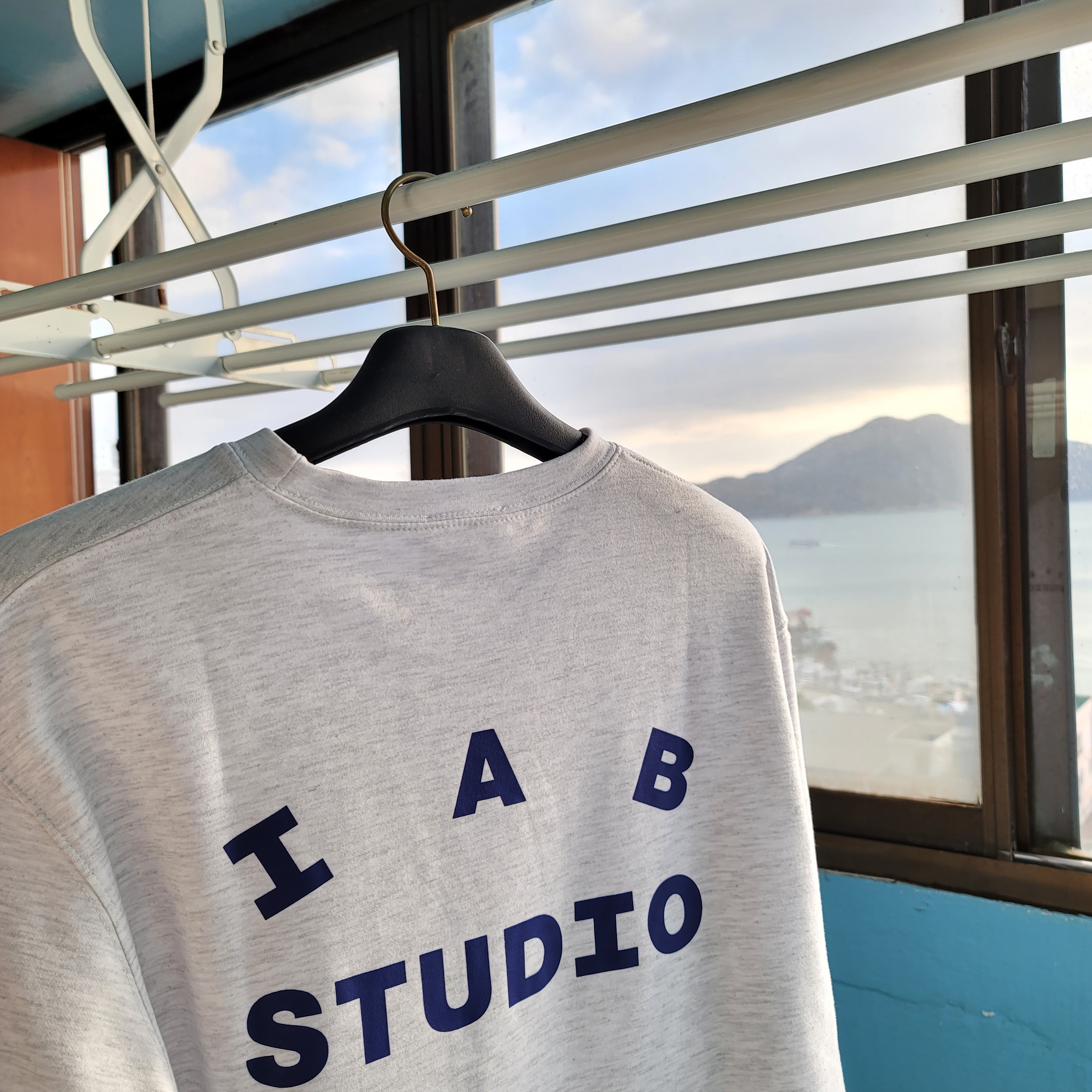 IAB Studio Long Sleeve Light Gray 착용 스타일