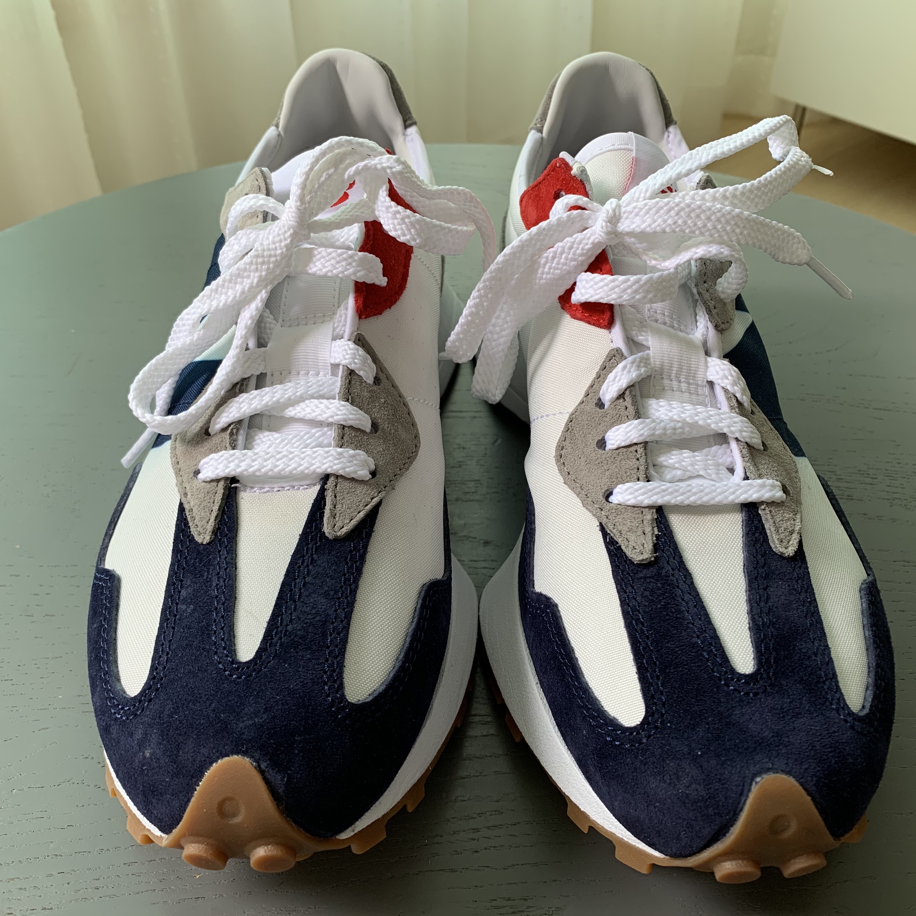 New Balance 327 Navy White Gum 착용 스타일 - 2