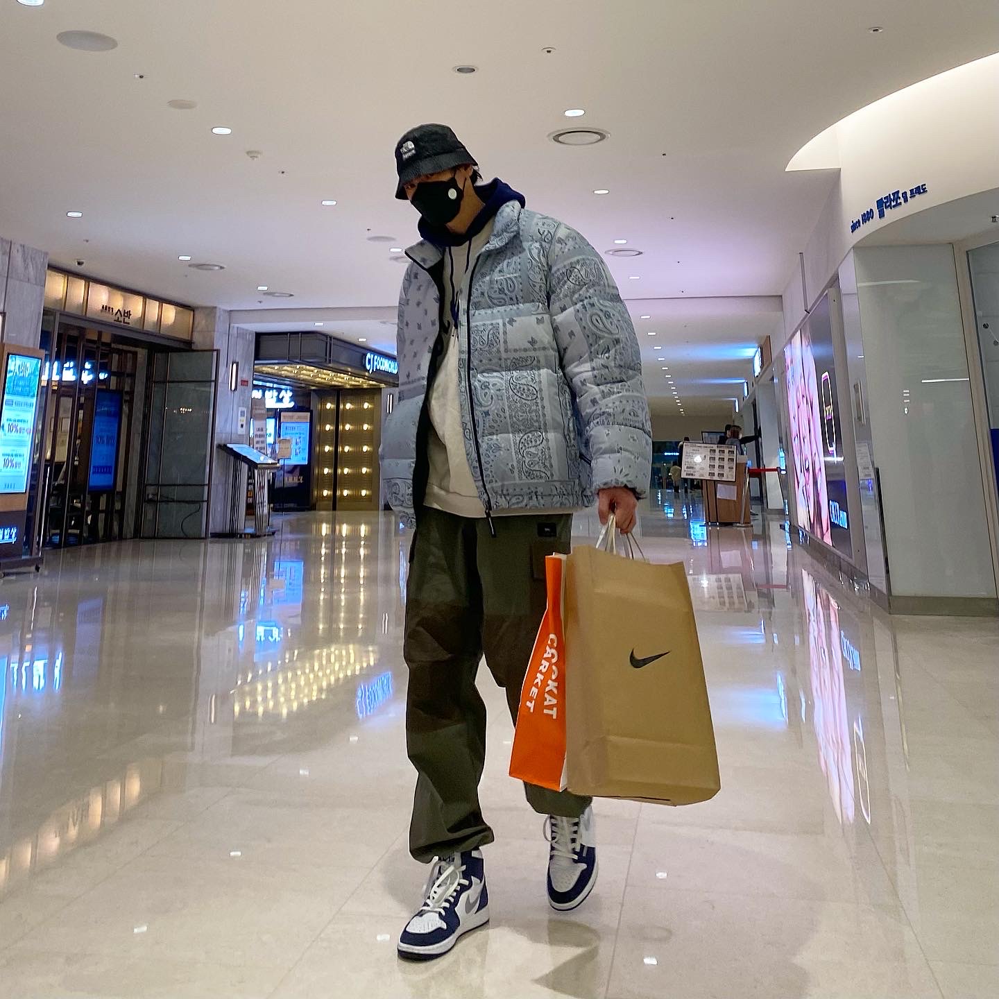 Jordan 1 Retro High OG CO.JP Midnight Navy, Supreme x The North Face Snakeskin Packable Reversible Crusher Black - 18SS 착용 스타일 - 3