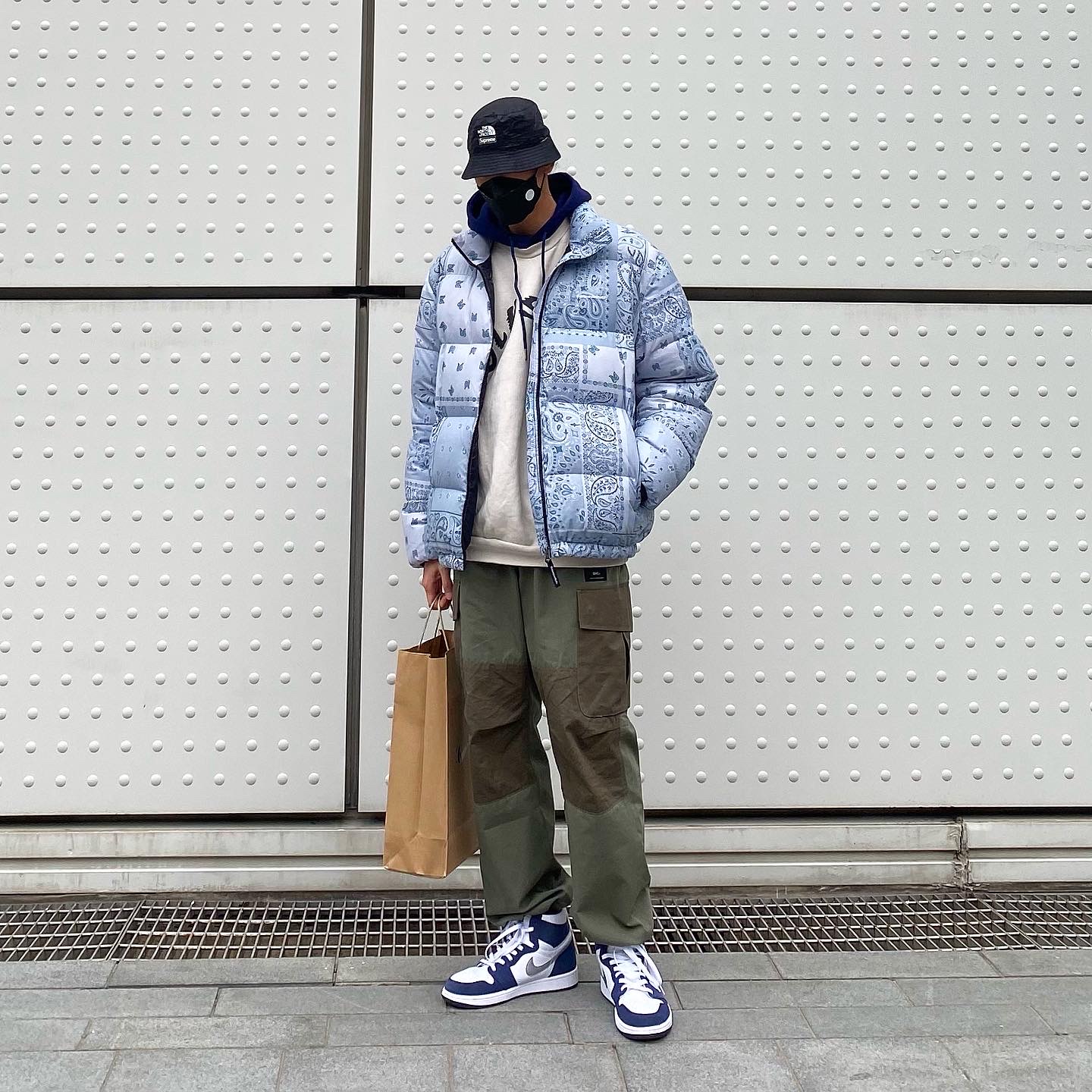 Jordan 1 Retro High OG CO.JP Midnight Navy, Supreme x The North Face Snakeskin Packable Reversible Crusher Black - 18SS 착용 스타일 - 2