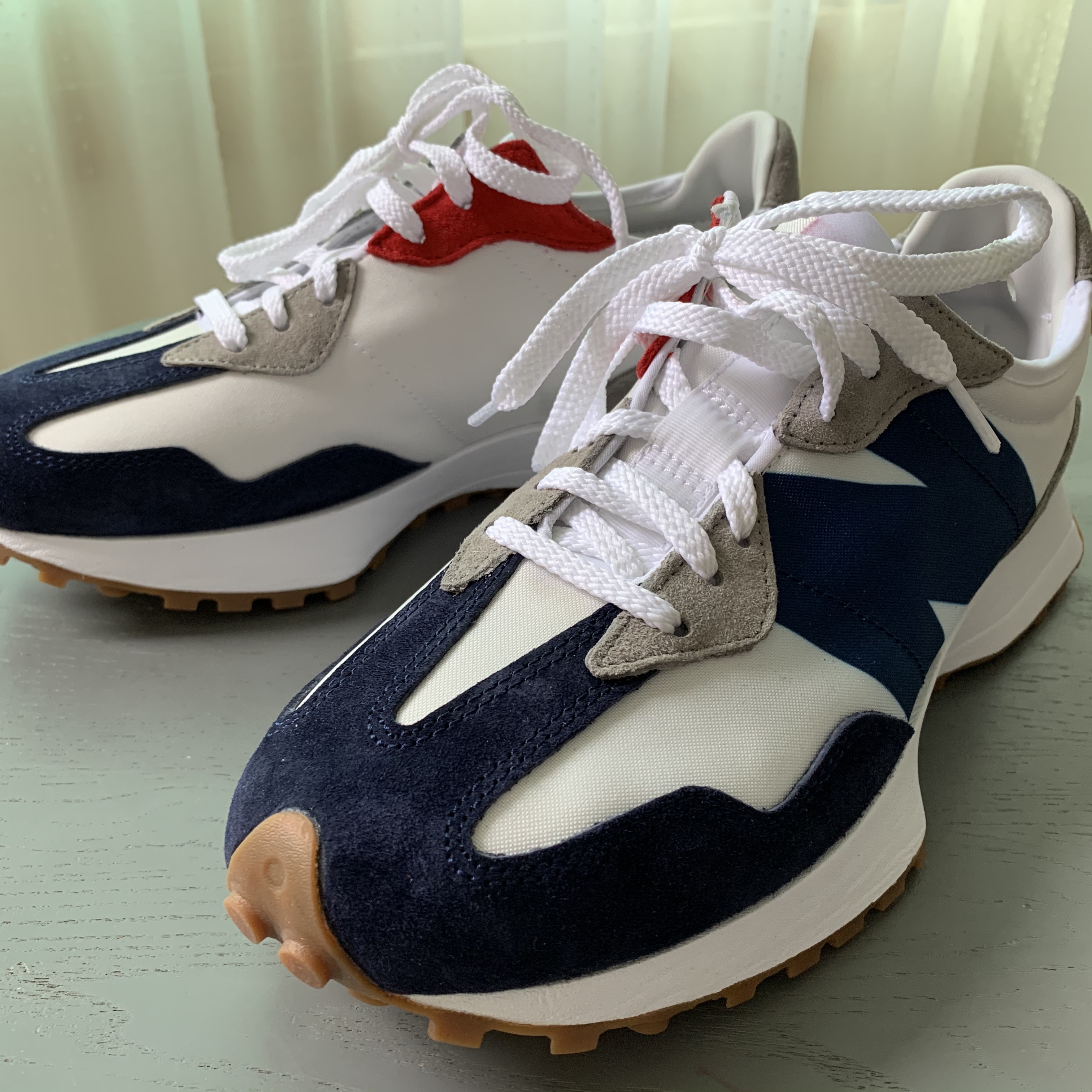 New Balance 327 Navy White Gum 착용 스타일 - 1