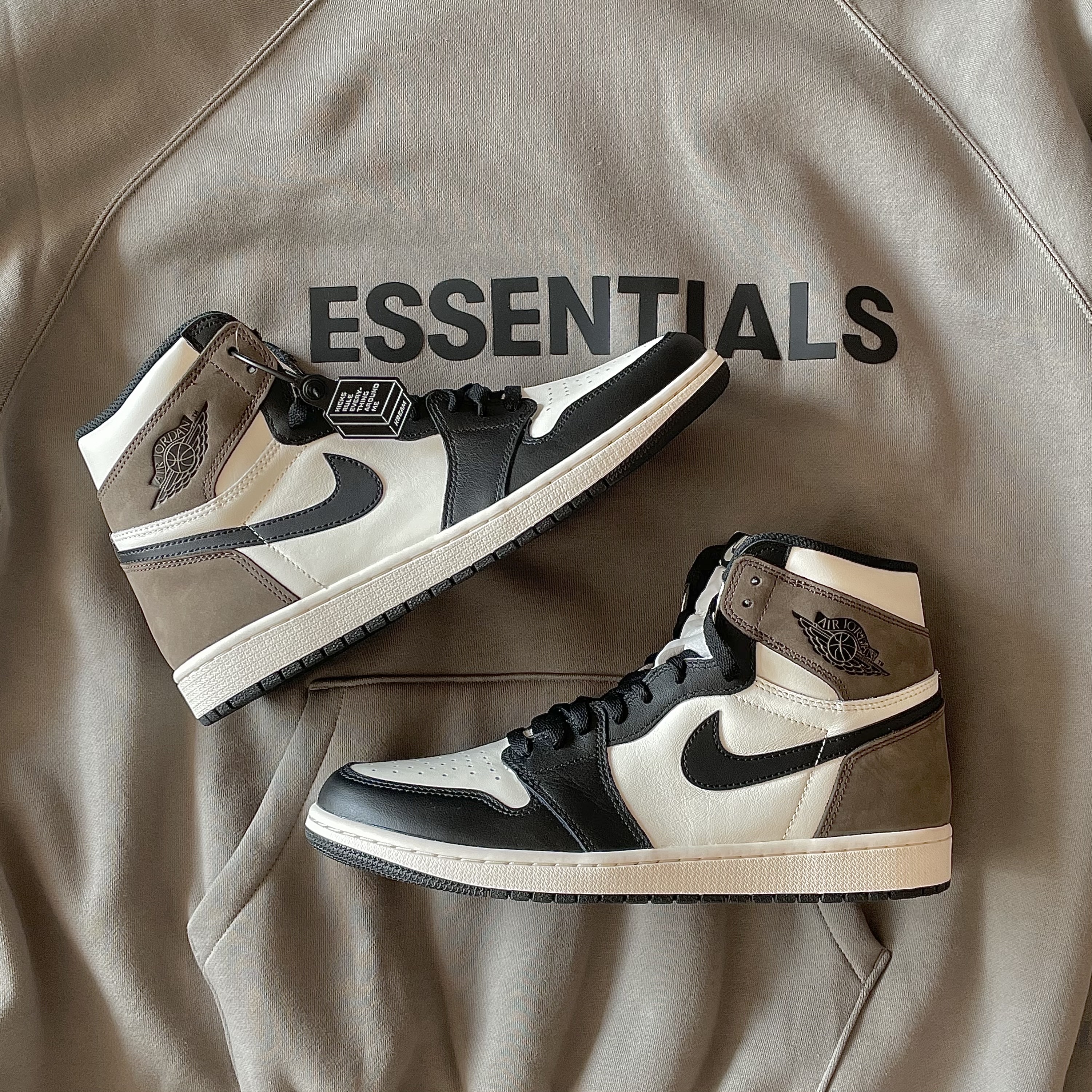 Jordan 1 Retro High OG Black Mocha, Essentials 3D Silicon Applique Pullover Hoodie Gray Flannel/Charcoal - 20SS 착용 스타일