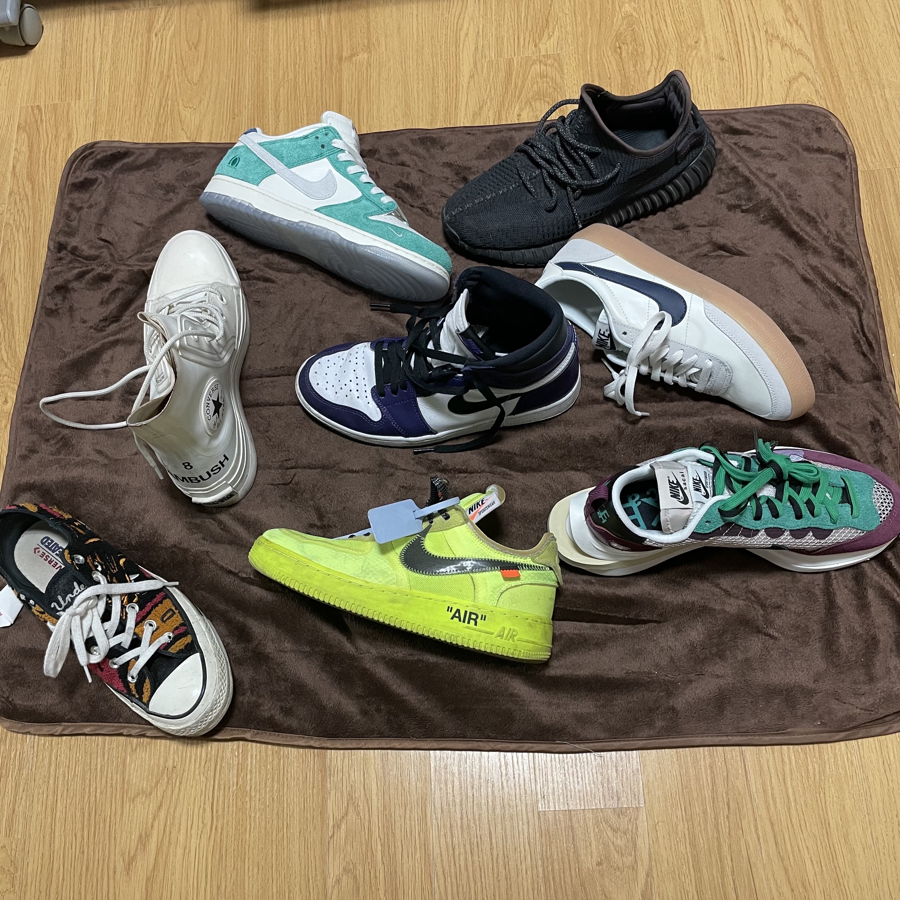 Converse x Undefeated Chuck 70 Ox Varsity Jacket, Nike x Off-White Air Force 1 Low Volt 착용 스타일