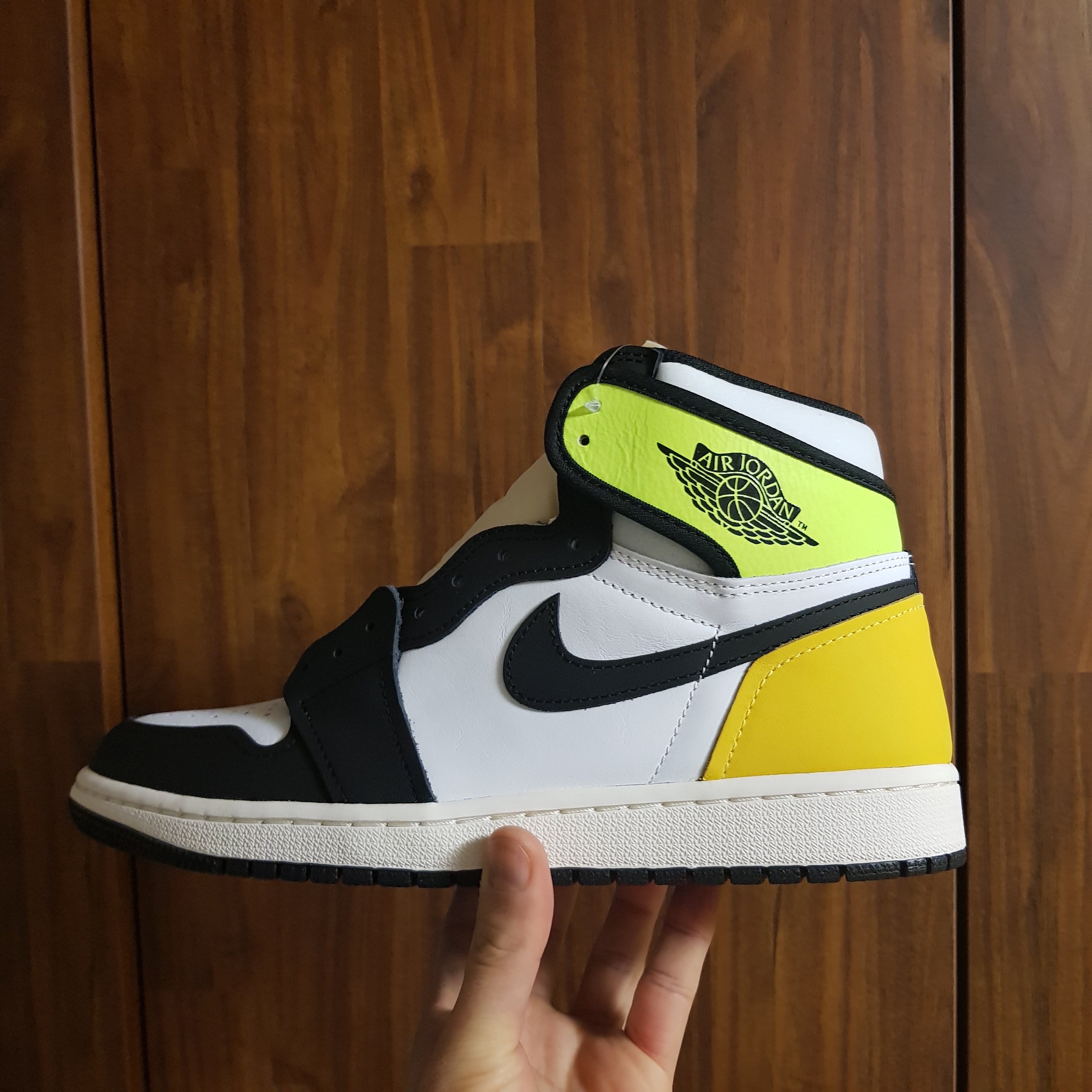 Jordan 1 Retro High OG Volt Gold 착용 스타일