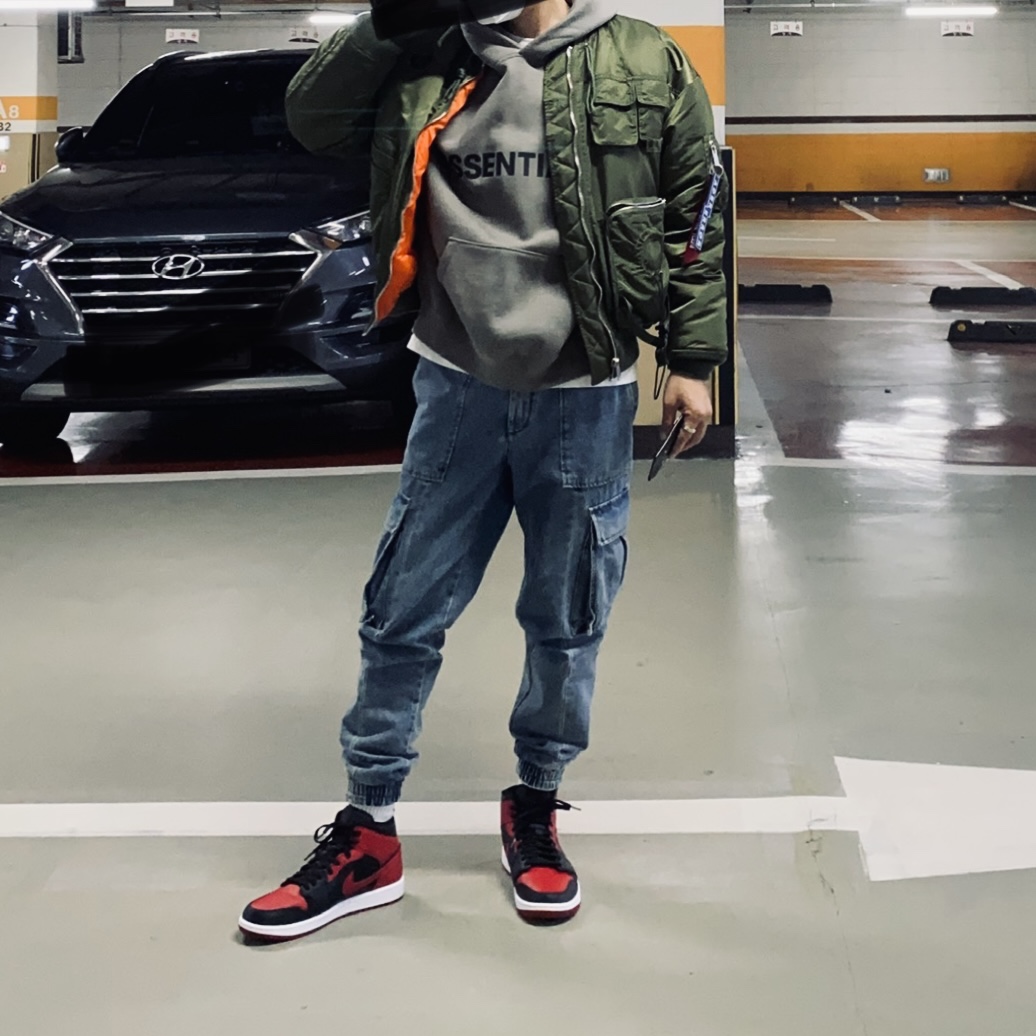 Jordan 1 Mid Bred Banned 2020, Essentials 3D Silicon Applique Pullover Hoodie Gray Flannel/Charcoal - 20SS 착용 스타일