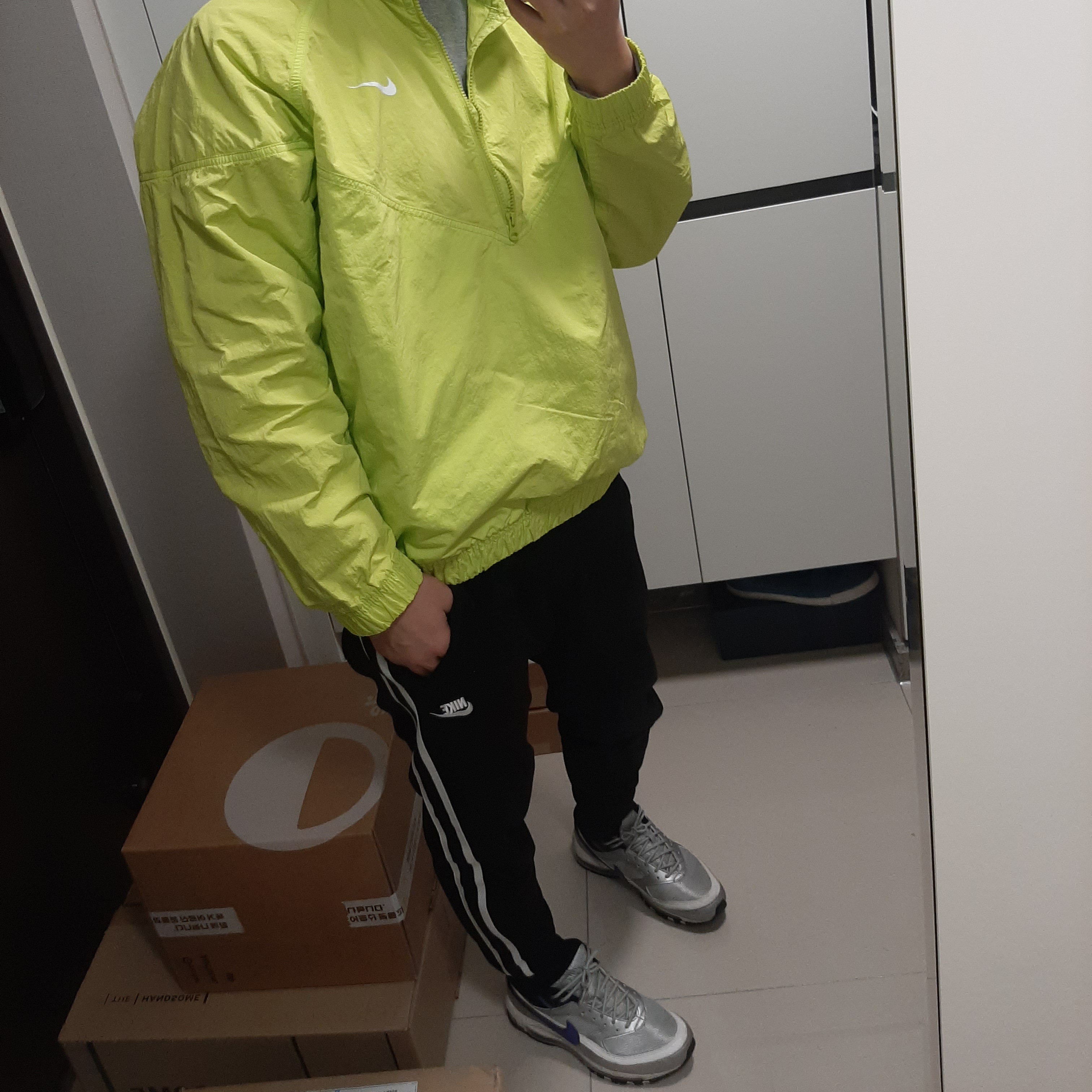 Nike x Stussy Windrunner Jacket Bright Cactus 착용 스타일