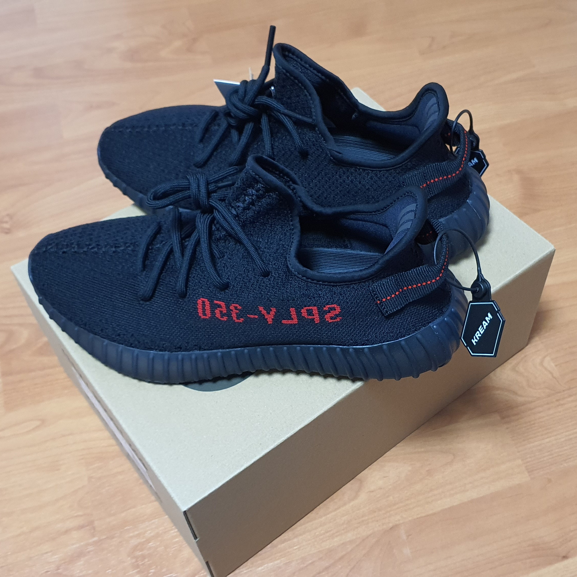 Adidas Yeezy Boost 350 V2 Black Red 2020 착용 스타일