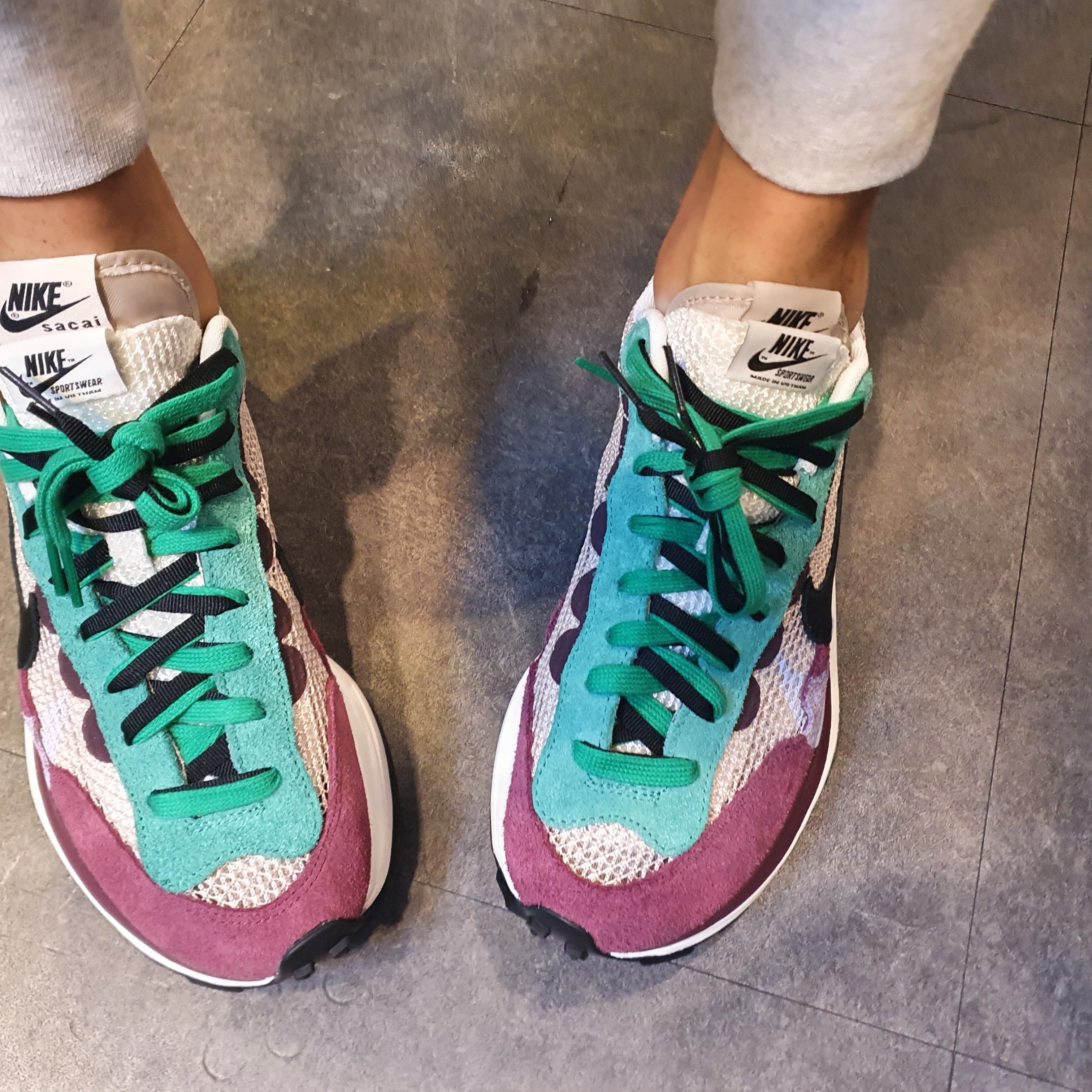 Nike x Sacai VaporWaffle String & Black Villain Red 착용 스타일 - 3