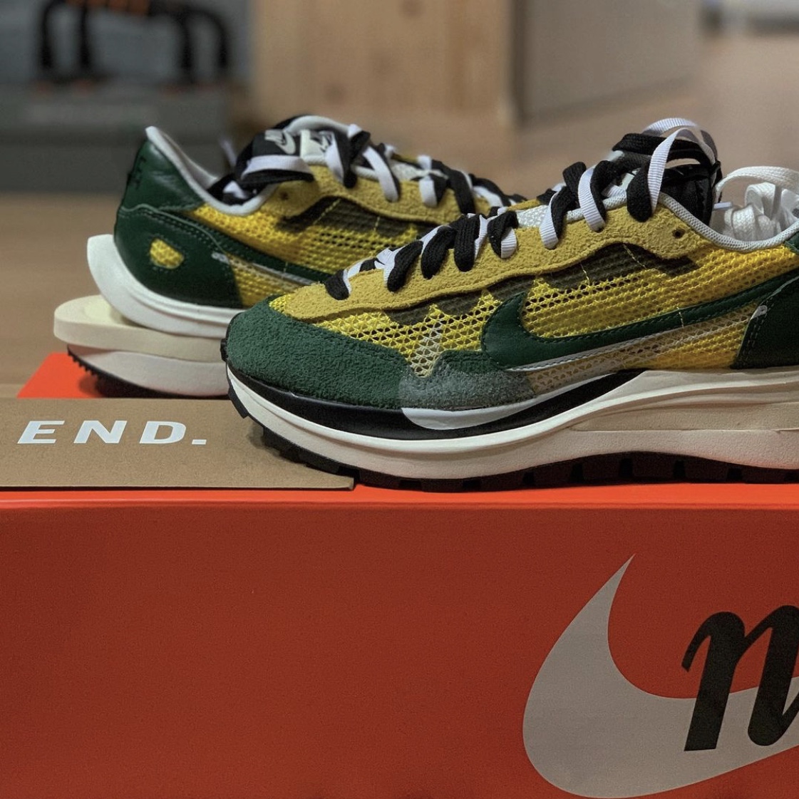 Nike x Sacai VaporWaffle Tour Yellow & Gorge Green Sail 착용 스타일