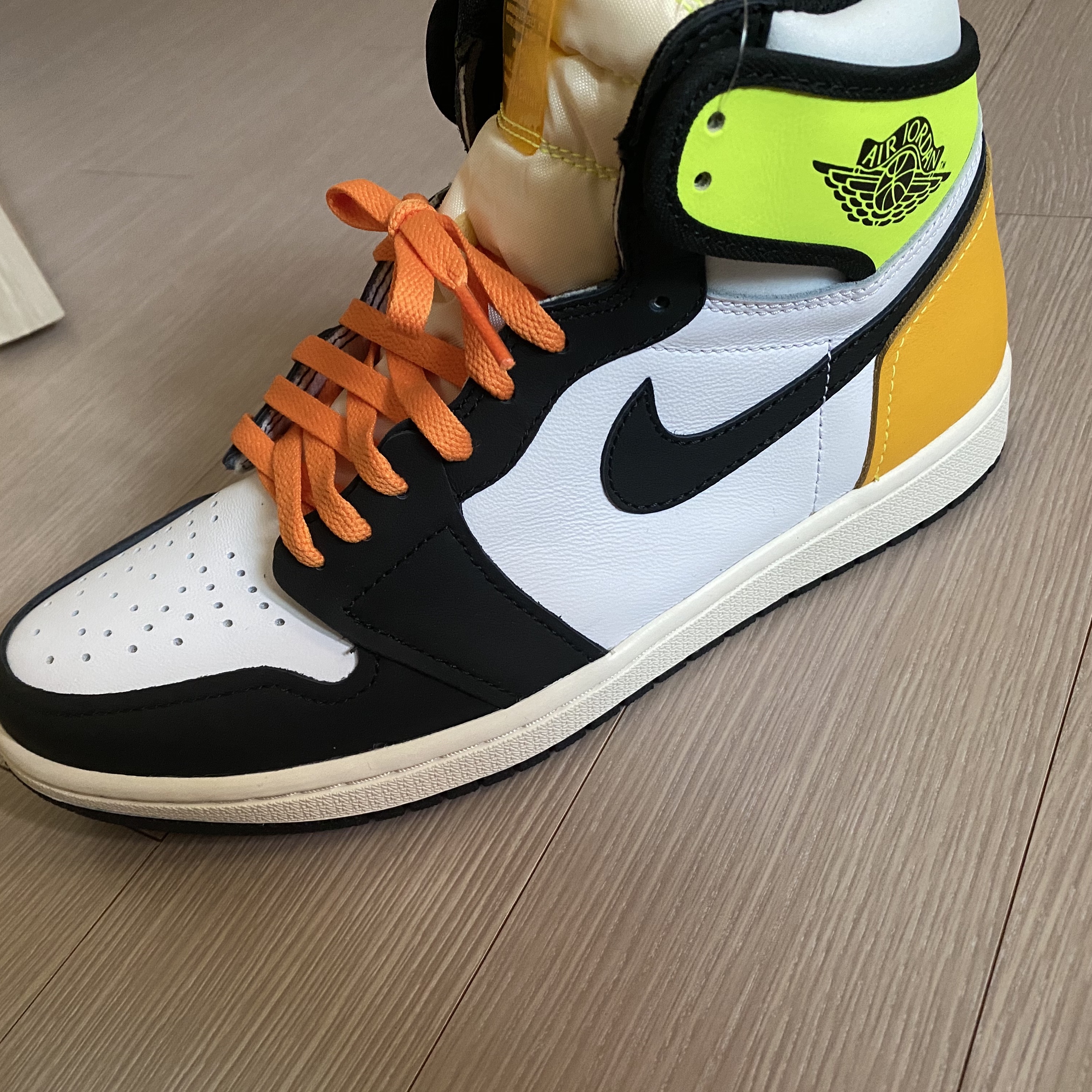 Jordan 1 Retro High OG Volt Gold 착용 스타일 - 2