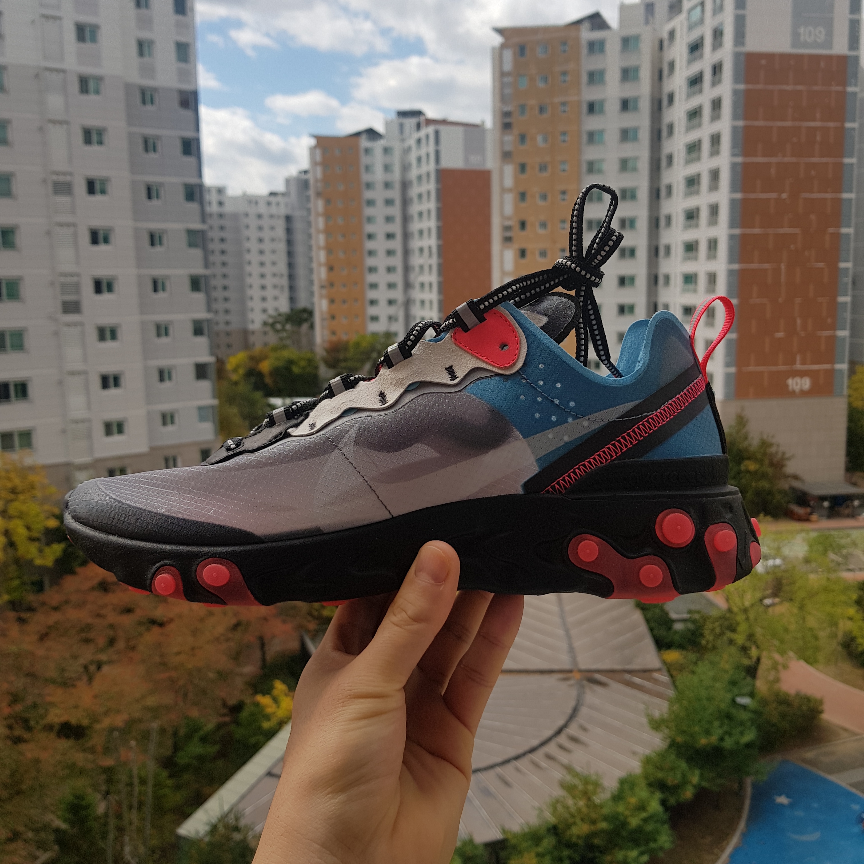 Nike React Element 87 Blue Chill Solar Red 착용 스타일