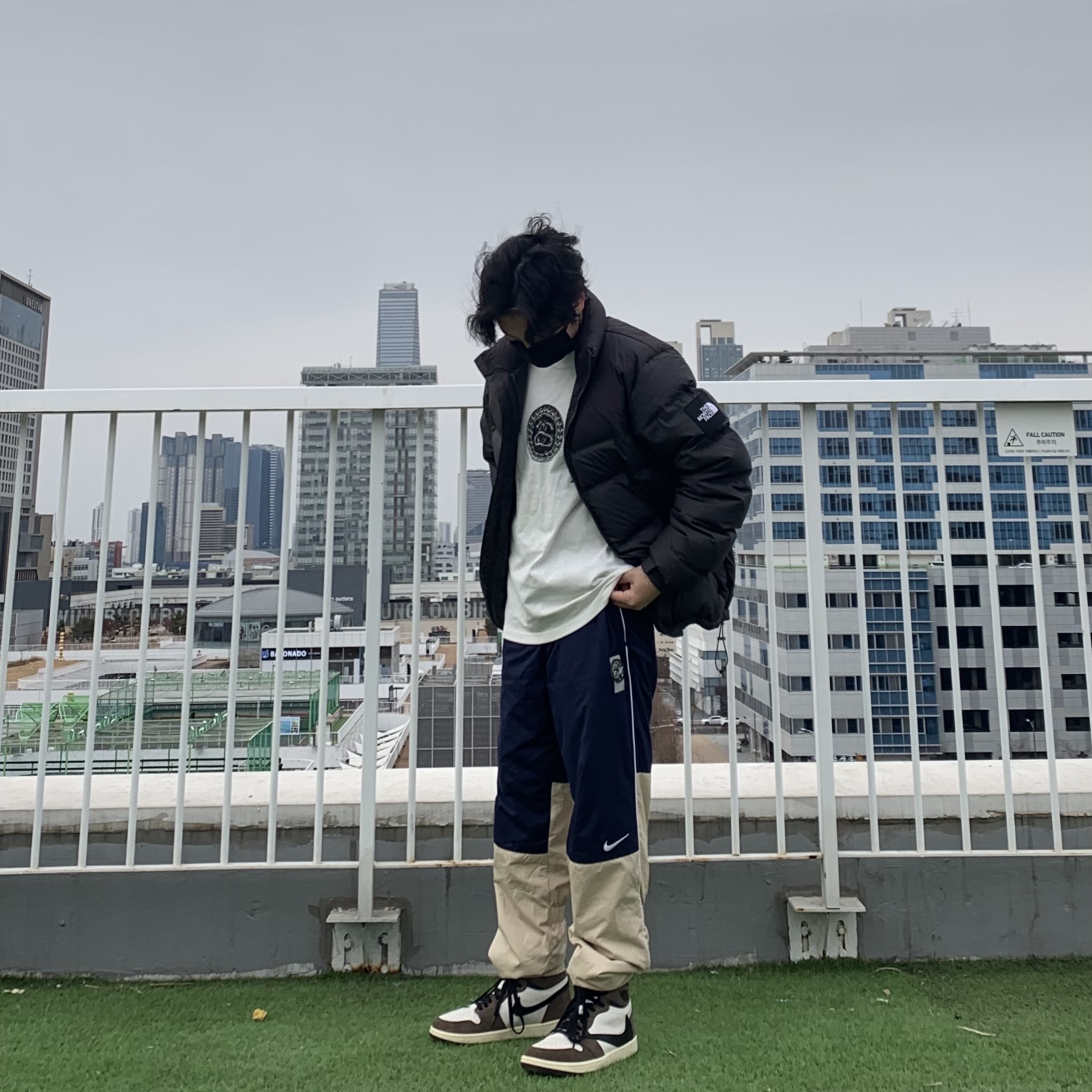 Jordan 1 x Travis Scott Retro High OG SP Mocha, Nike x Stussy Big Swoosh LS T-Shirt White - US/EU 착용 스타일