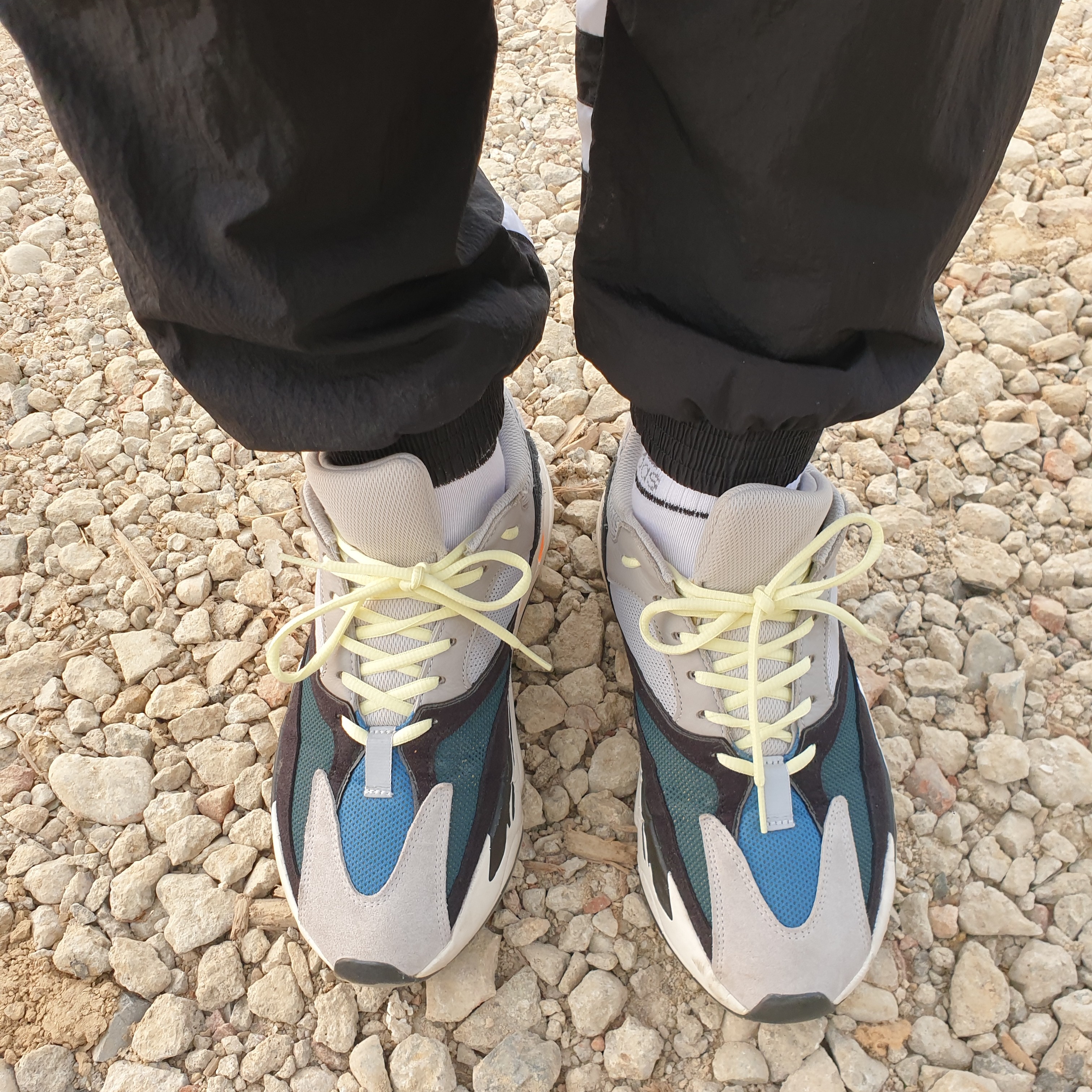 Adidas Yeezy Boost 700 Wave Runner Solid Grey 2017/2019 착용 스타일