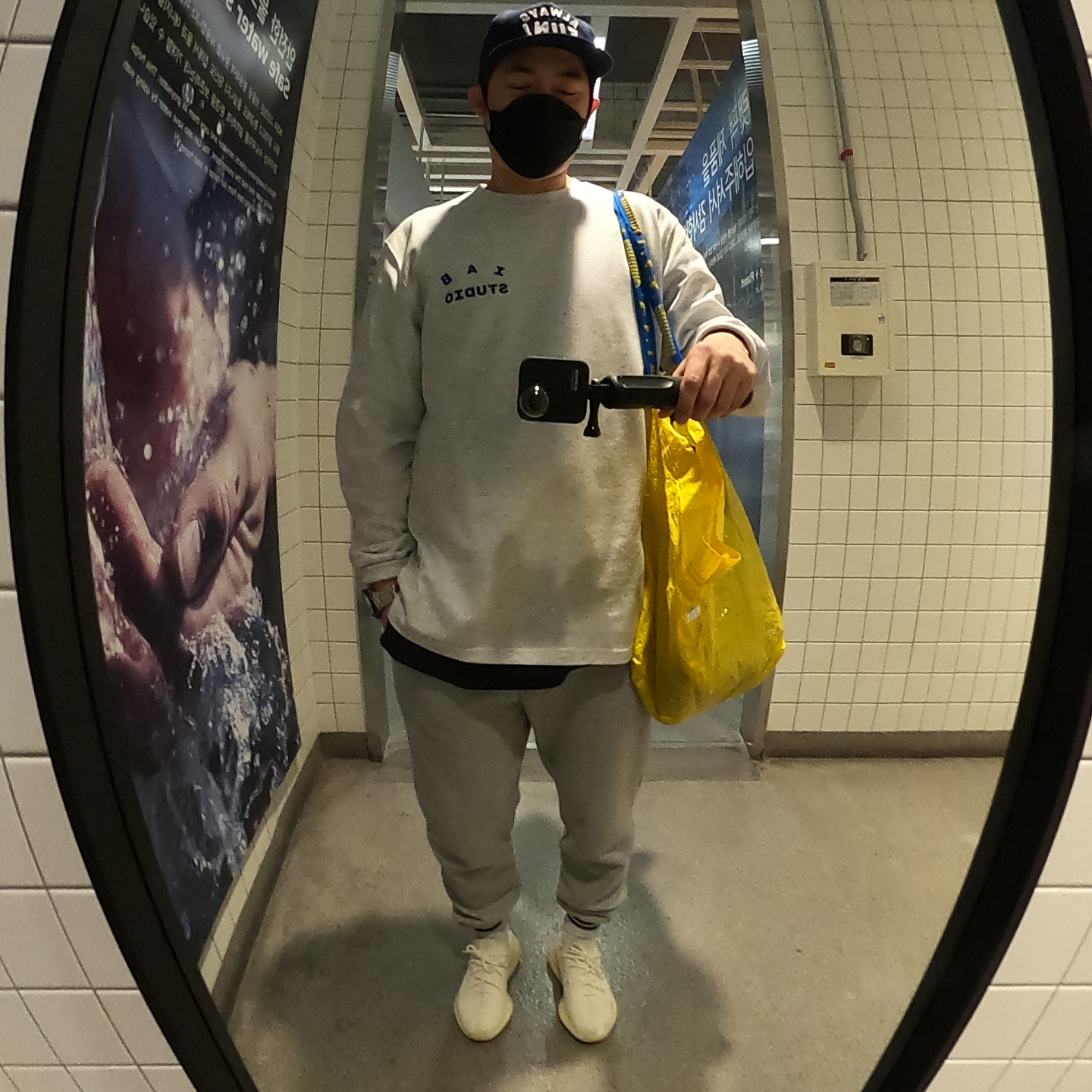 Adidas Yeezy Boost 350 V2 Cream/Triple White 착용 스타일