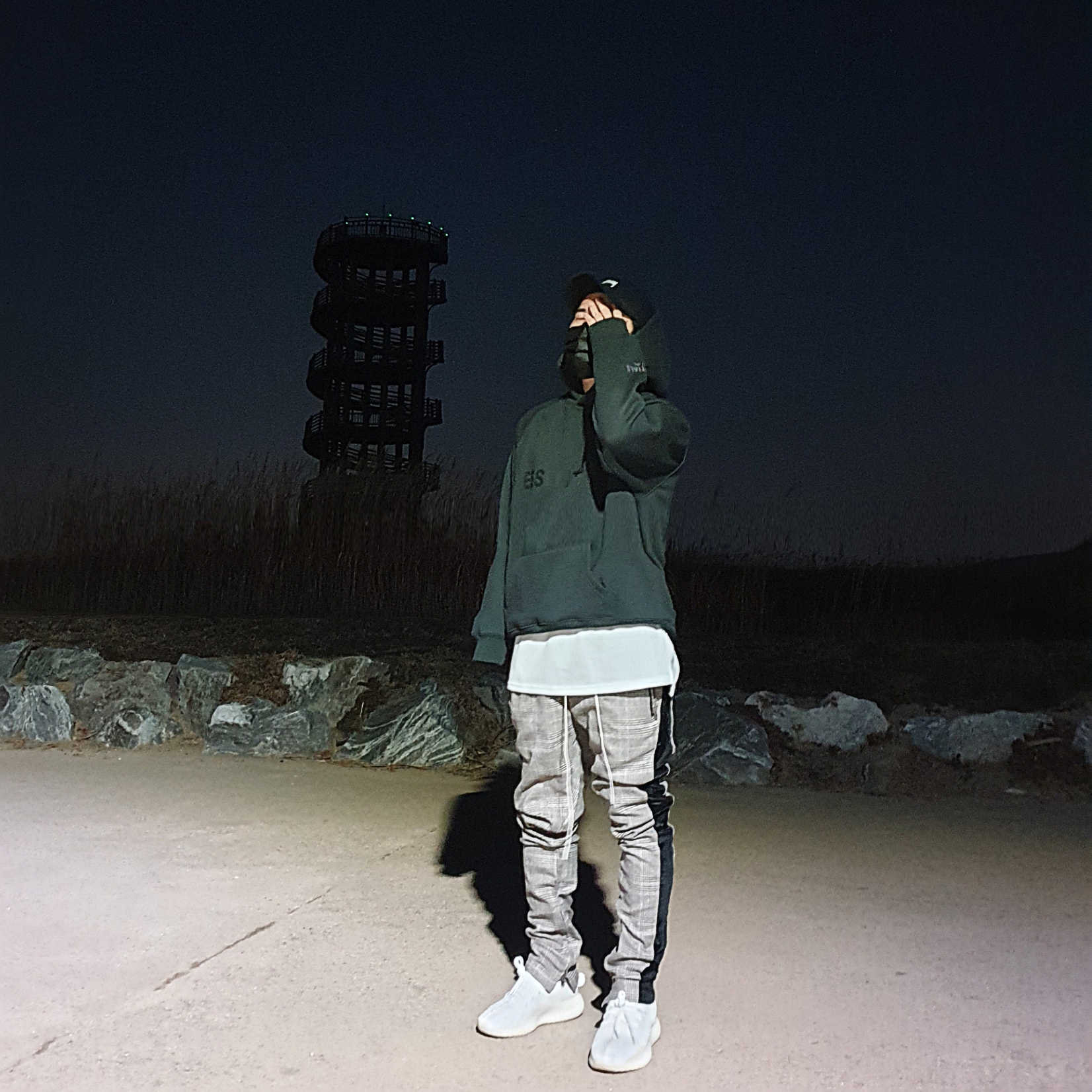 Adidas Yeezy Boost 350 V2 Cream/Triple White, Essentials 3D Silicon Applique Pullover Hoodie Dark Slate/Black 2020 착용 스타일