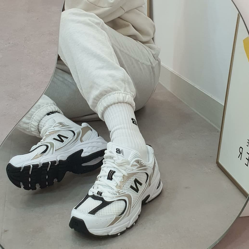 New Balance 530 Off White Gold 착용 스타일 - 2