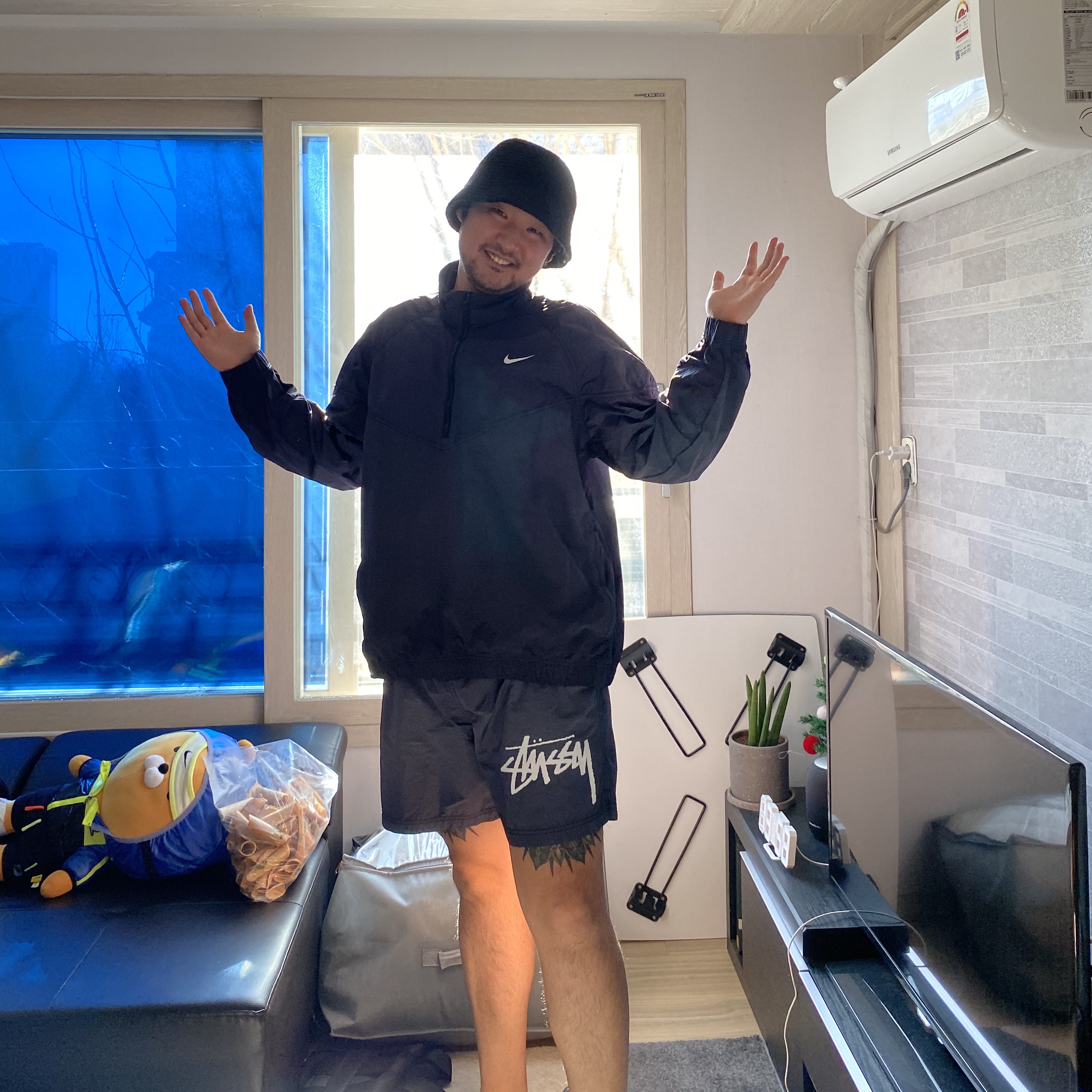 Nike x Stussy Windrunner Jacket Off Noir, Nike x Stussy Water Shorts Off Noir 착용 스타일