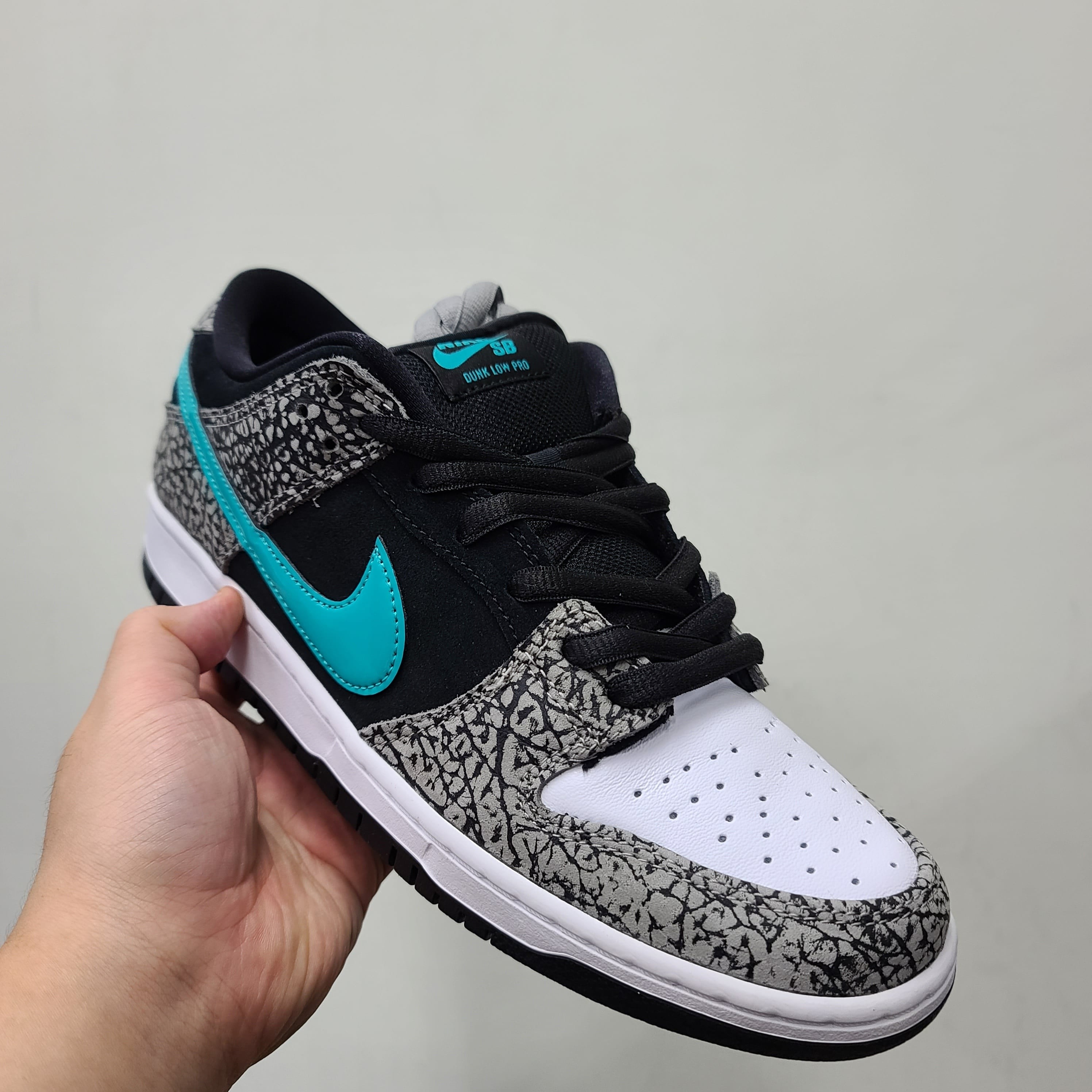 Nike x Frame Skate SB Dunk Low Pro Habibi, Adidas Yeezy Boost 350 V2 Black Red 2020 착용 스타일 - 3