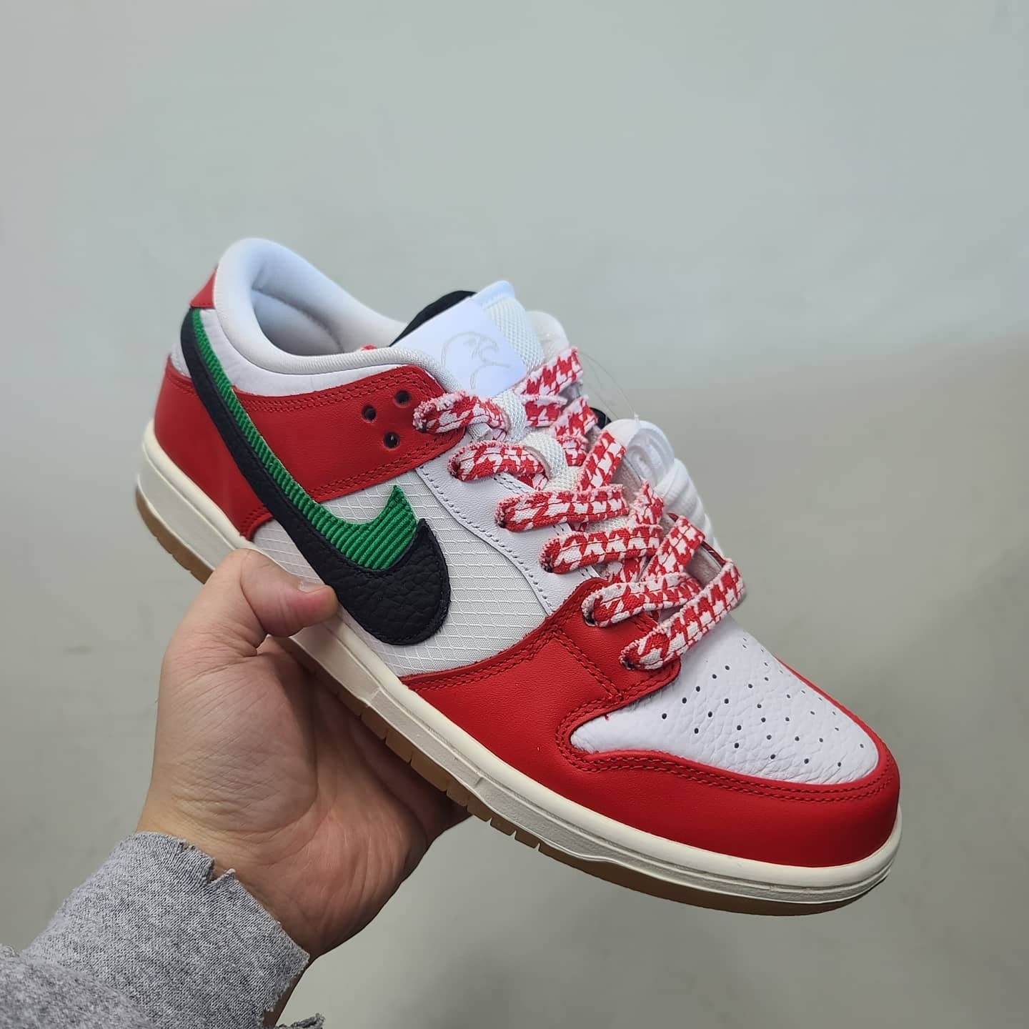 Nike x Frame Skate SB Dunk Low Pro Habibi, Adidas Yeezy Boost 350 V2 Black Red 2020 착용 스타일 - 1