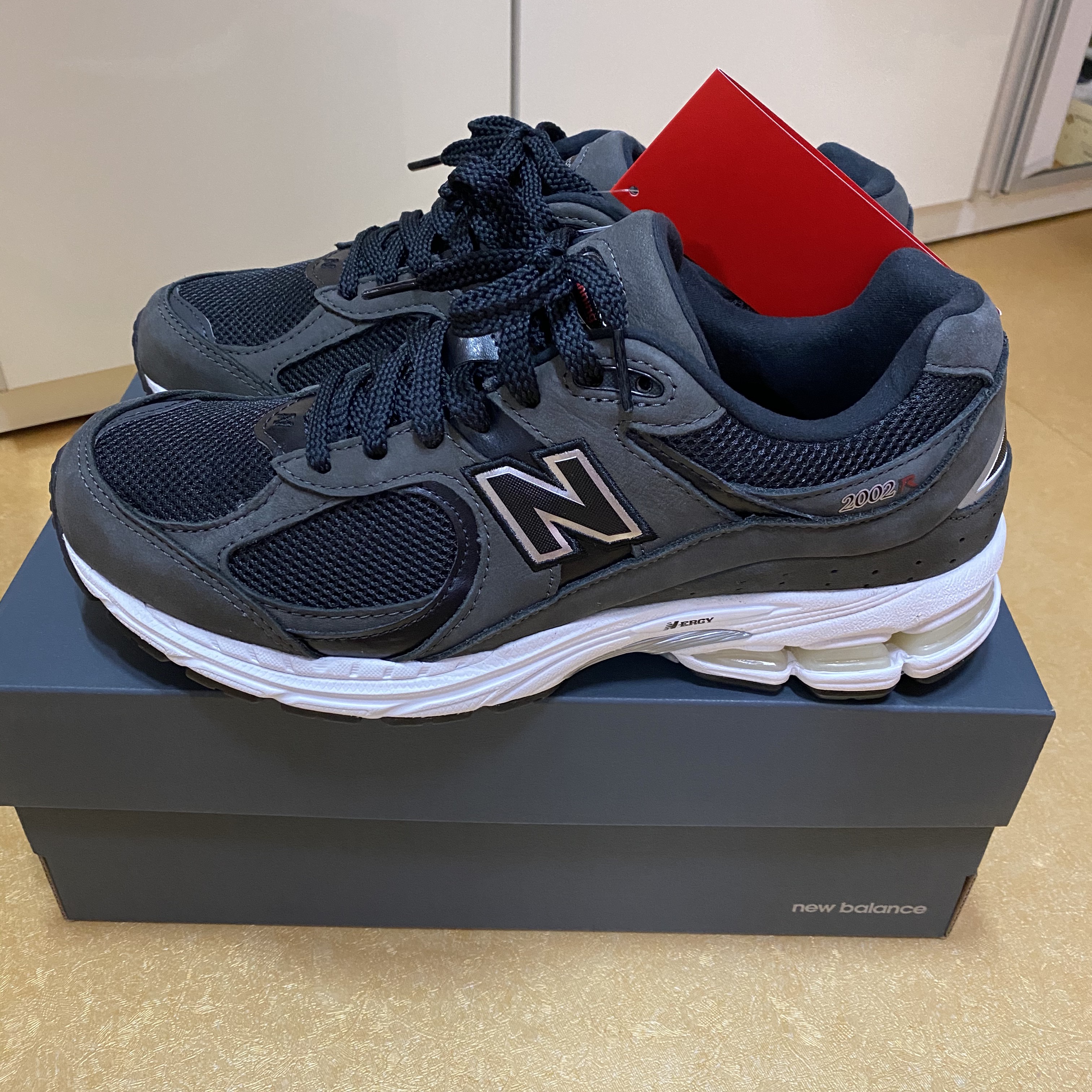 New Balance 2002R Black 착용 스타일