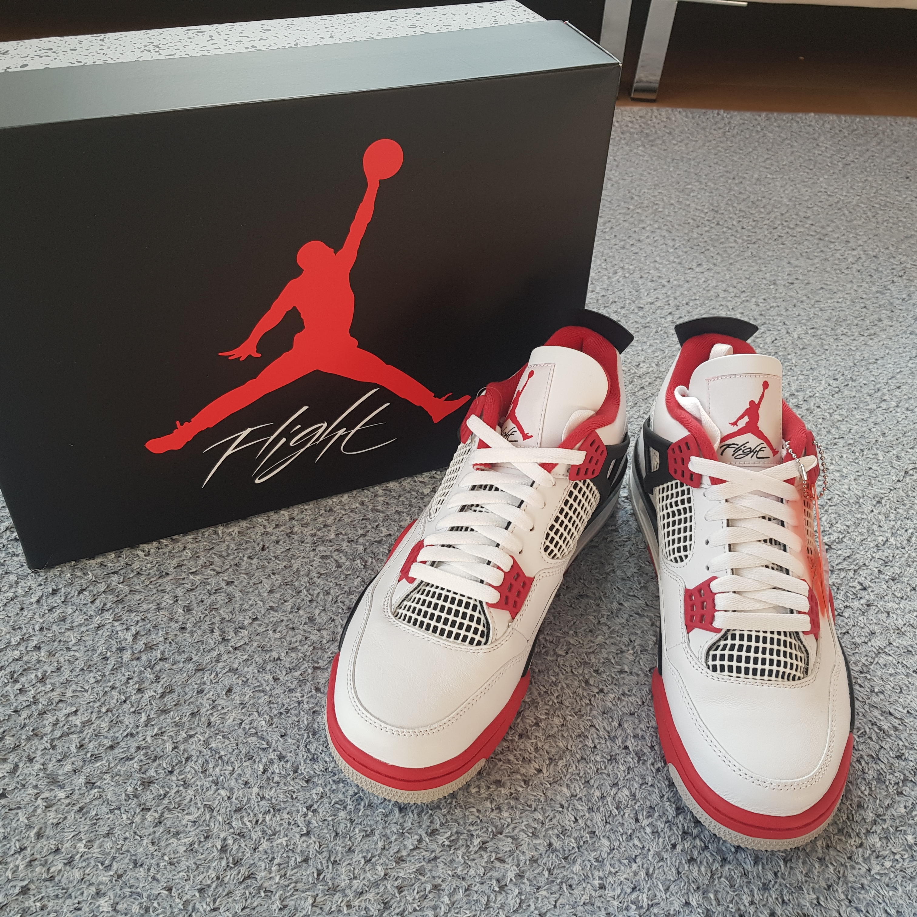 Jordan 4 Retro OG Fire Red 2020 착용 스타일 - 3