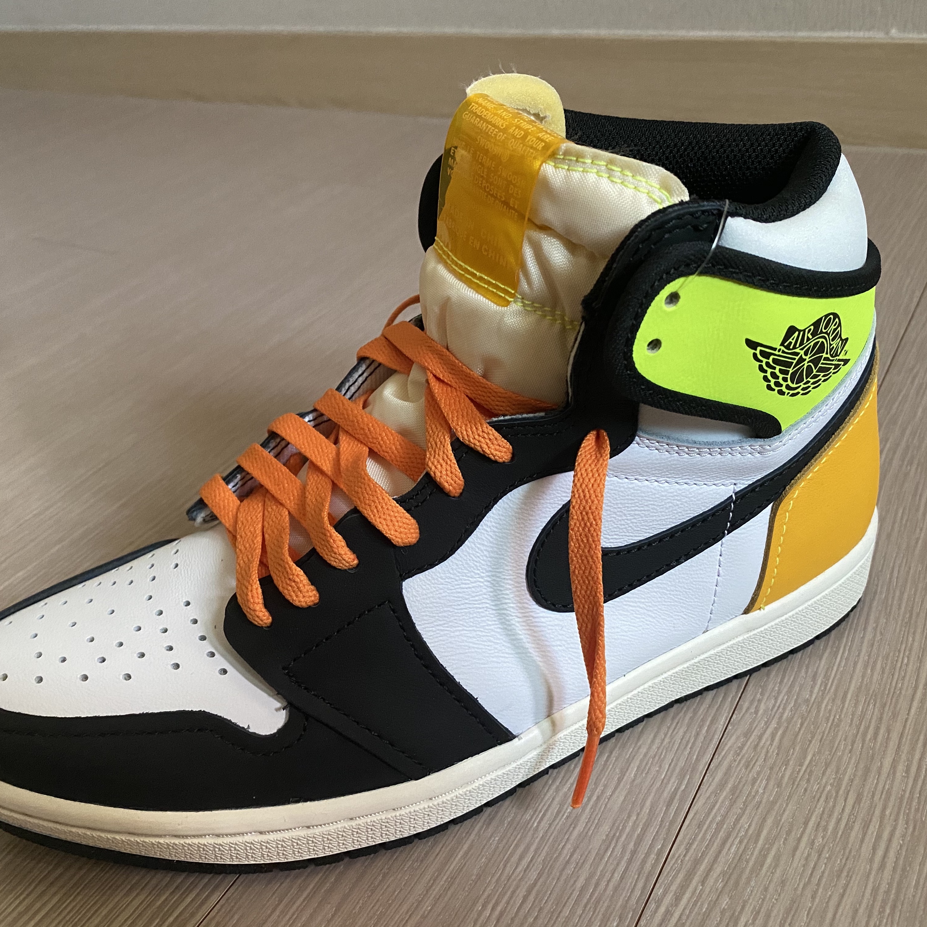 Jordan 1 Retro High OG Volt Gold 착용 스타일 - 1