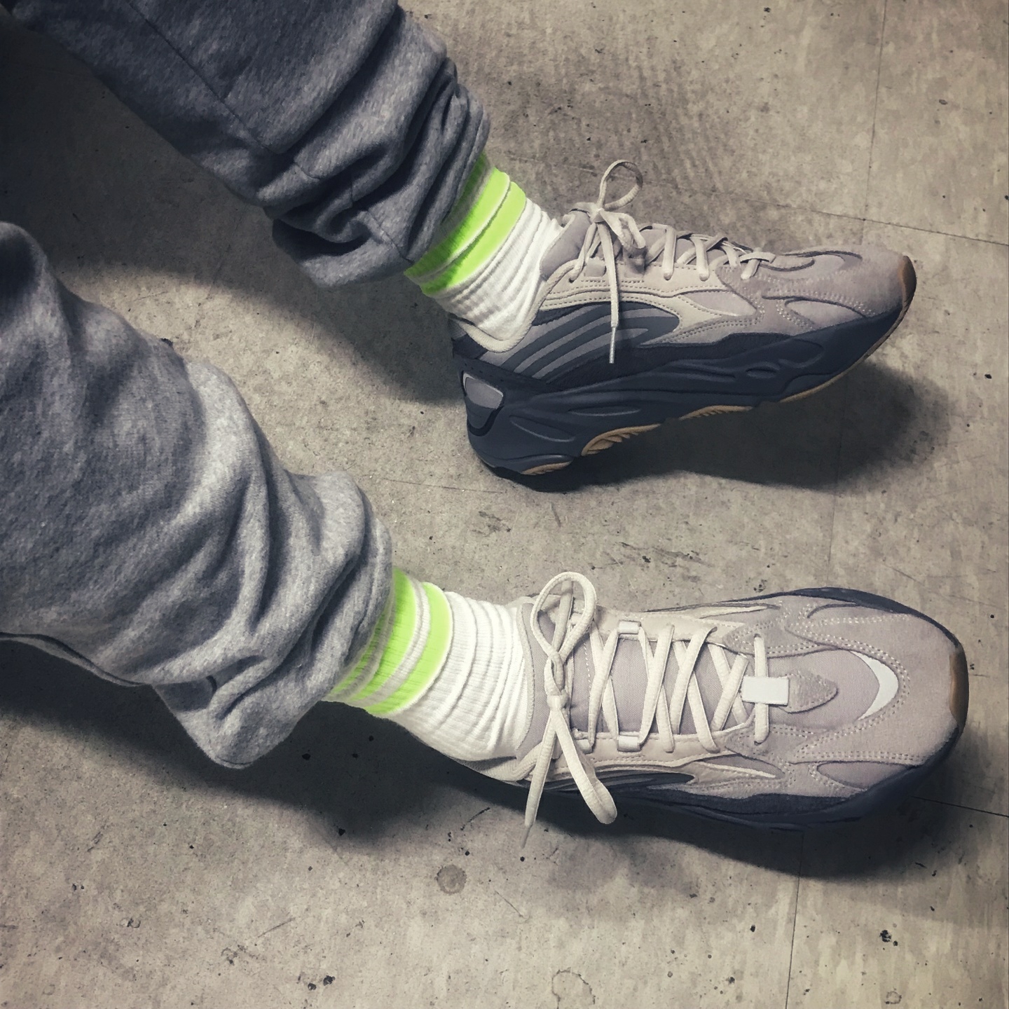 Adidas Yeezy Boost 700 V2 Tephra 착용 스타일