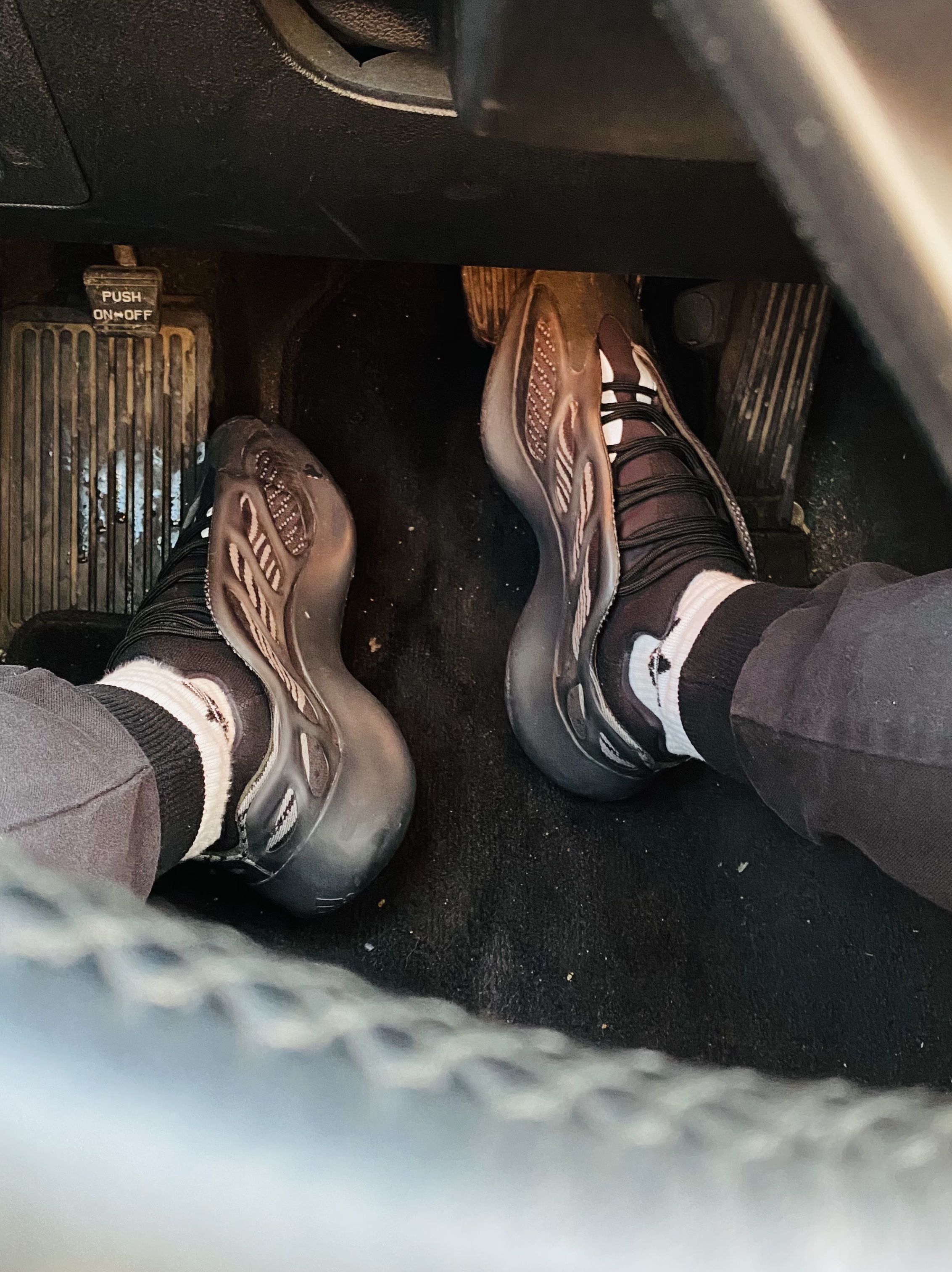 Adidas Yeezy 700 V3 Alvah 착용 스타일