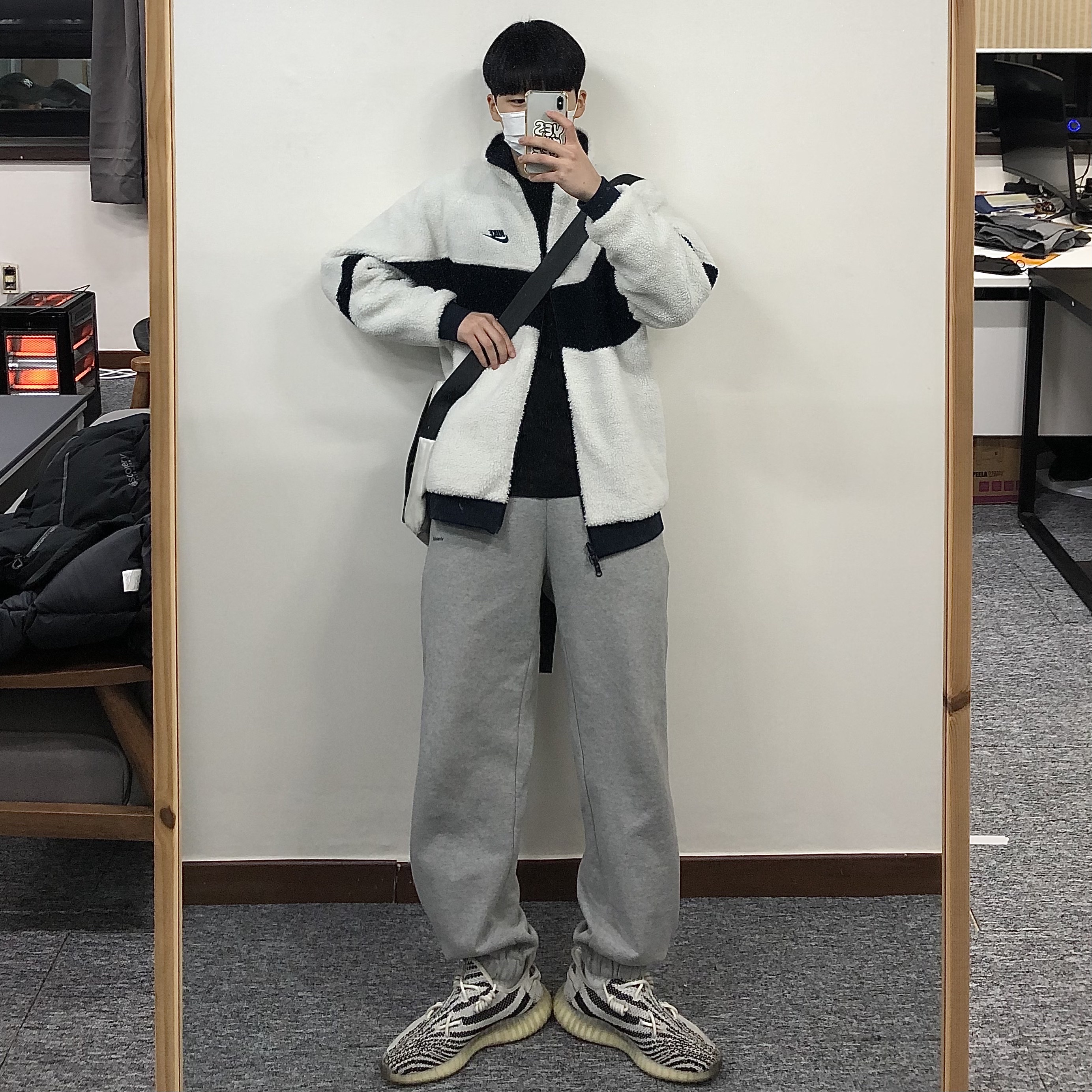 Nike Big Swoosh Full Zip Jacket White Navy, Adidas Yeezy Boost 350 V2 Zebra 2017/2019/2020 착용 스타일