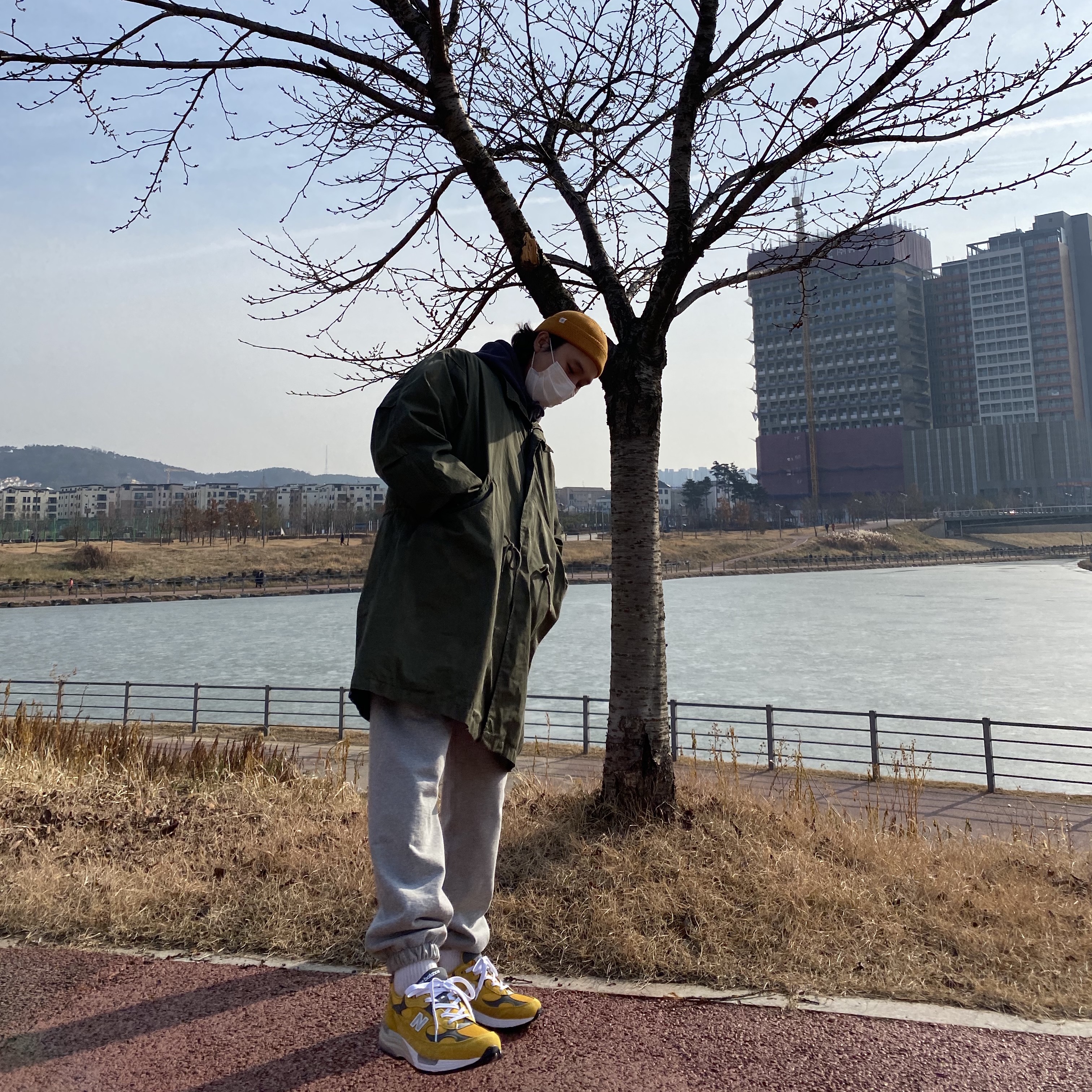 New Balance 992 Made in USA Gold Cream 착용 스타일