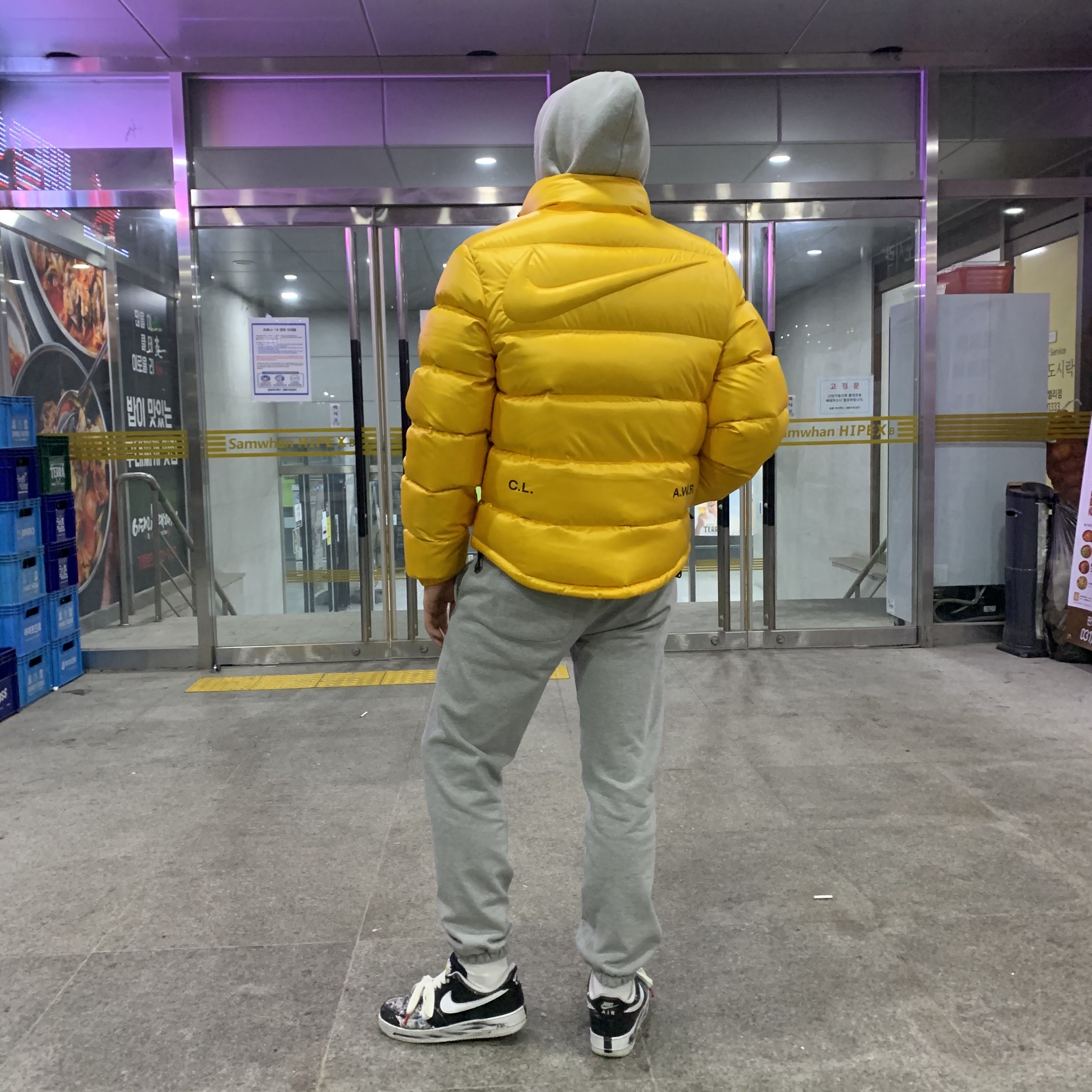 Nike x Drake Nocta Puffer Jacket University Gold - Asia, Nike x Peaceminusone Air Force 1 Low Para-Noise 착용 스타일