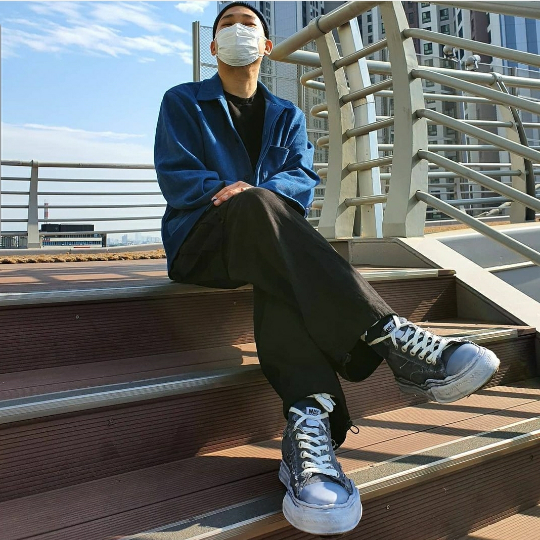 Maison Mihara Yasuhiro OG Sole Over Dyed Leather x Canvas Lowcut Sneakers Black 착용 스타일 - 1