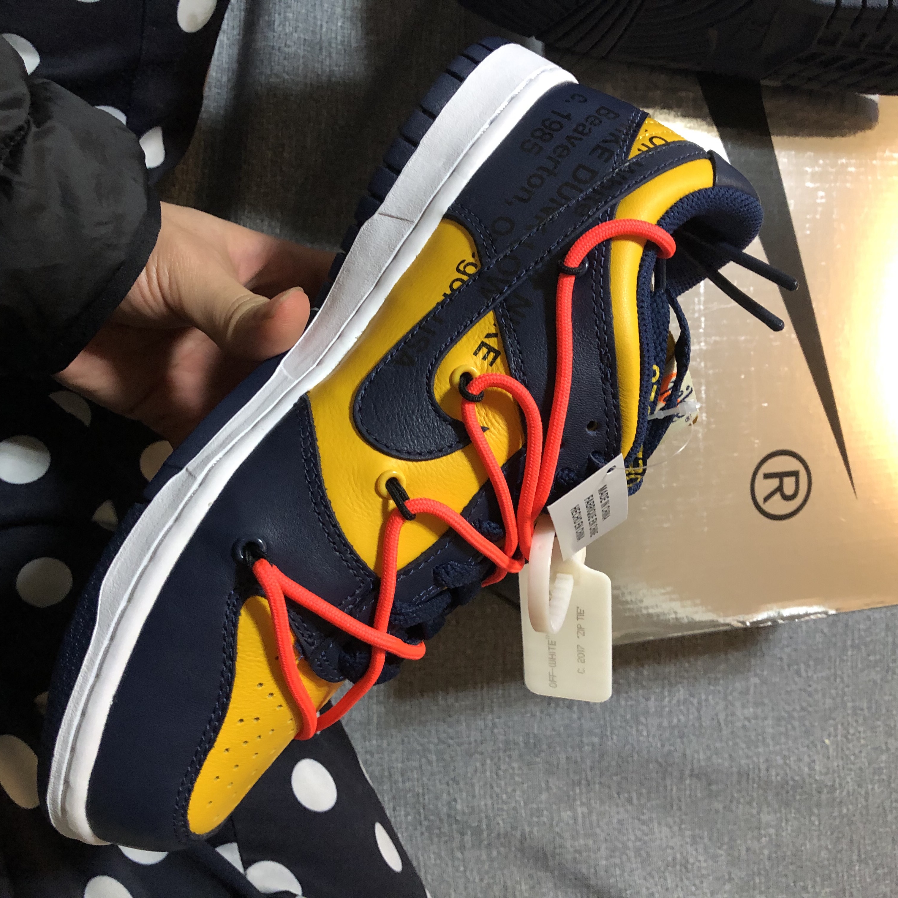 Nike x Off-White Dunk Low University Gold Midnight Navy 착용 스타일 - 2