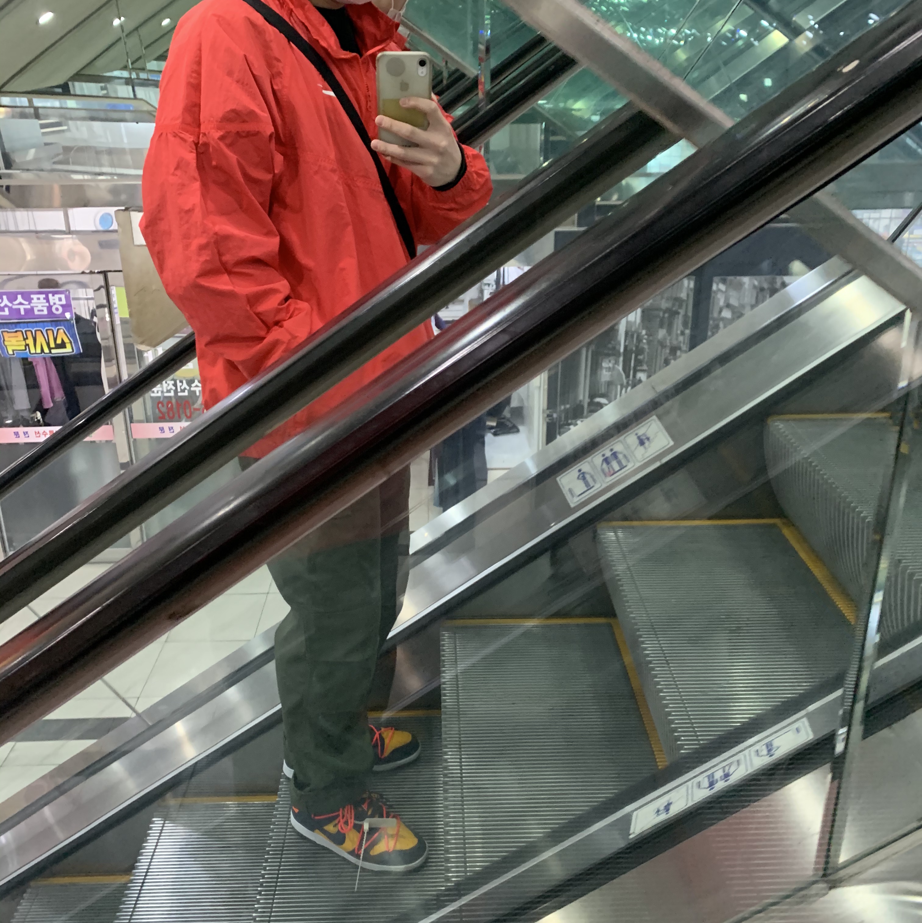 Nike x Stussy Windrunner Jacket Habanero Red, Nike x Off-White Dunk Low University Gold Midnight Navy 착용 스타일