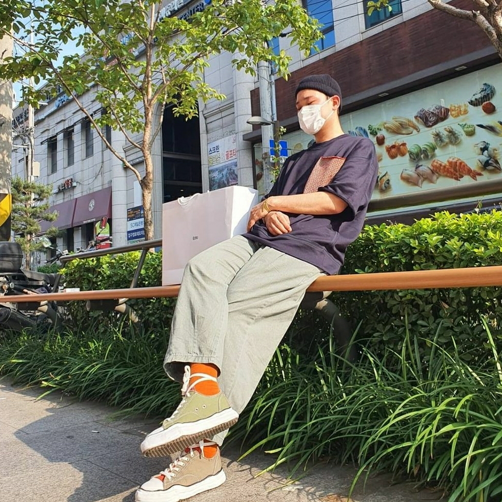 Maison Mihara Yasuhiro x Nigel Cabourn Low Cut Sneakers Army Green 착용 스타일 - 2