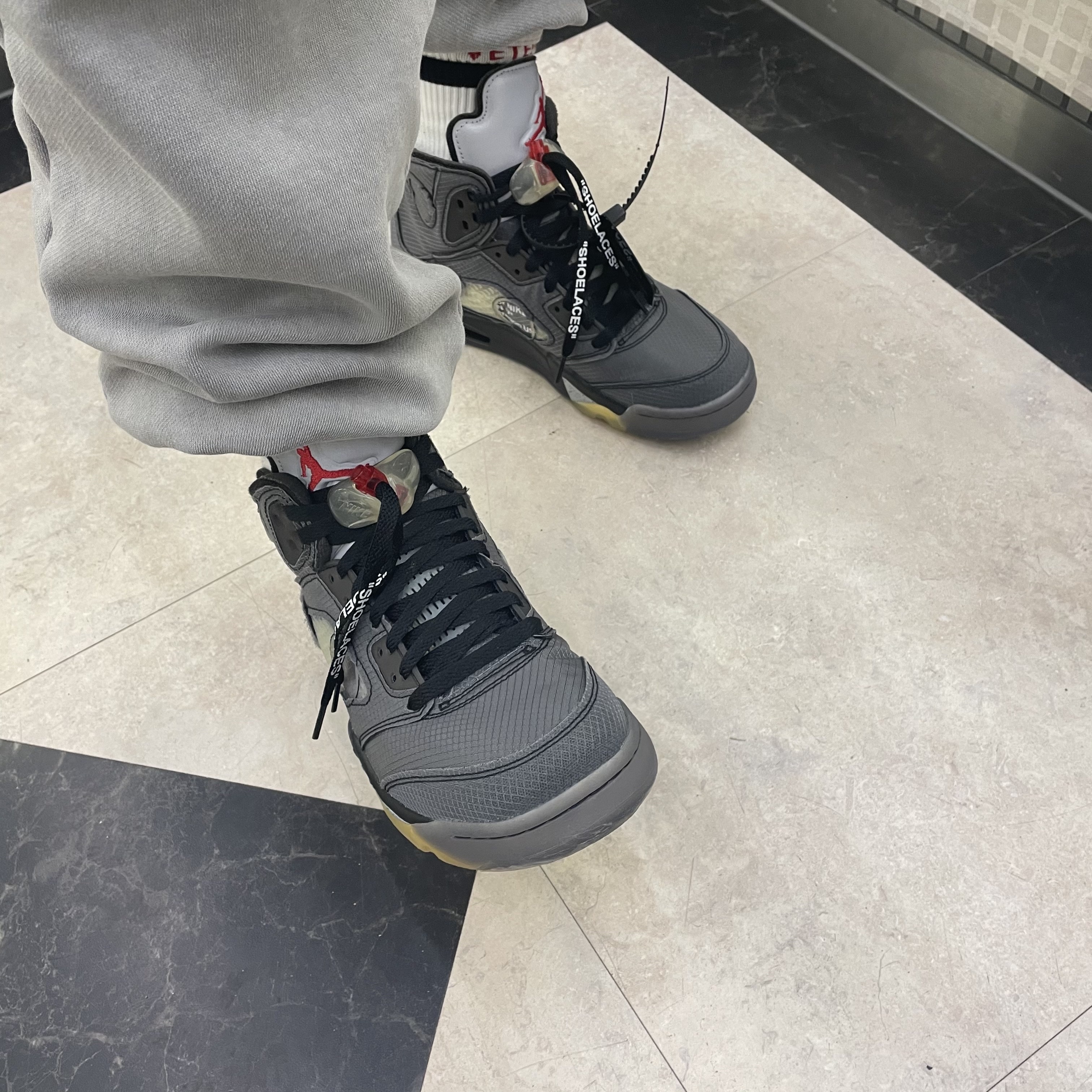 Jordan 5 x Off-White Retro SP Black Muslin 착용 스타일 - 2
