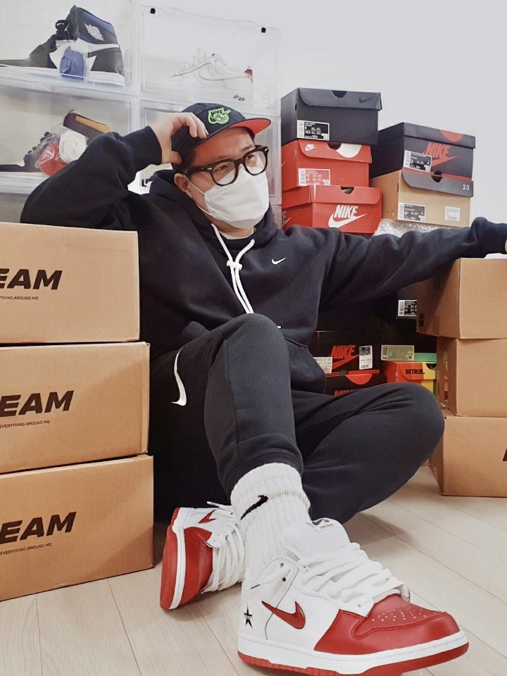 Nike x Supreme SB Dunk Low Jewel Swoosh Red, Nike M NRG Hoodie Black 착용 스타일