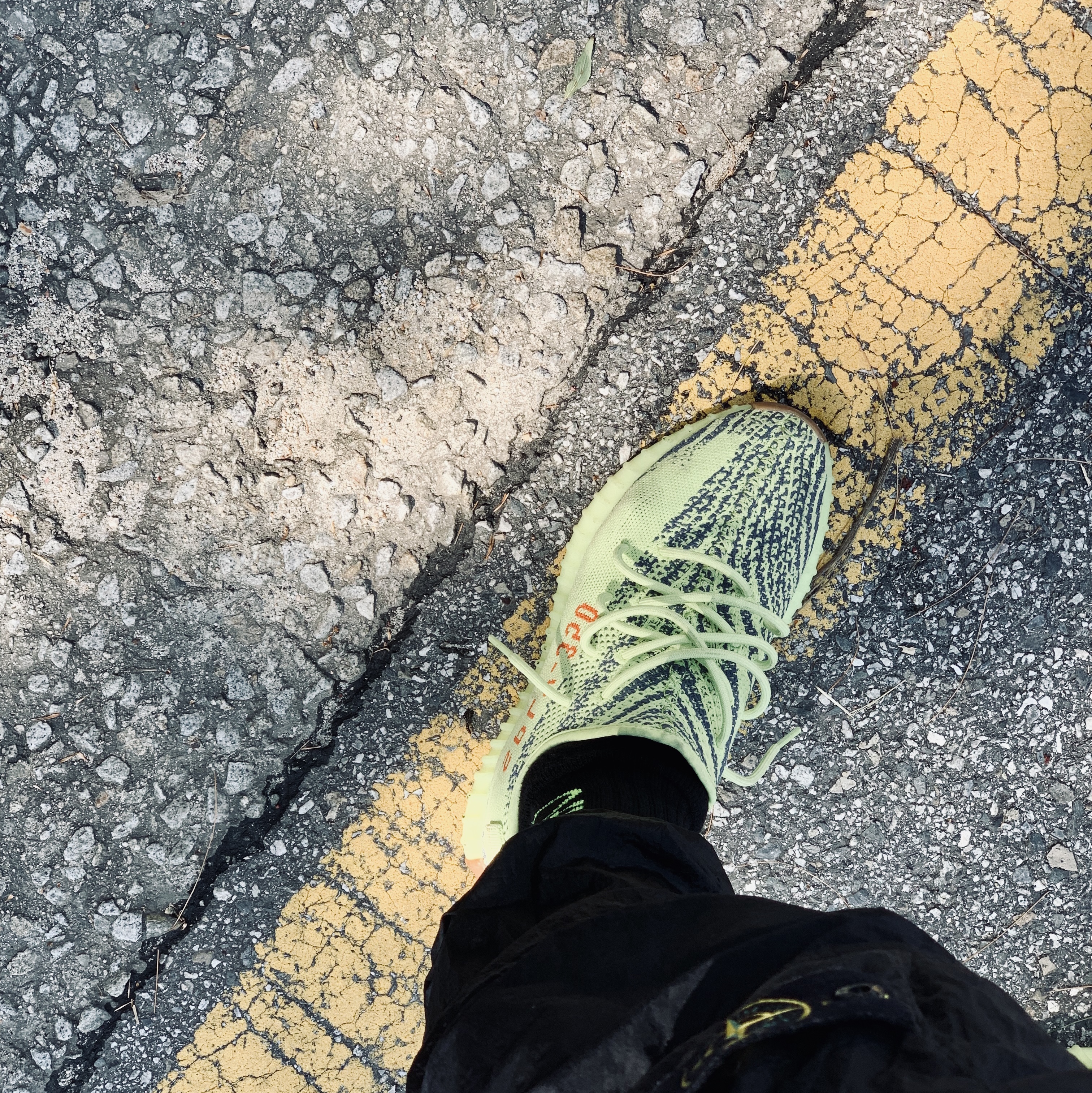 Adidas Yeezy Boost 350 V2 Semi Frozen Yellow 착용 스타일