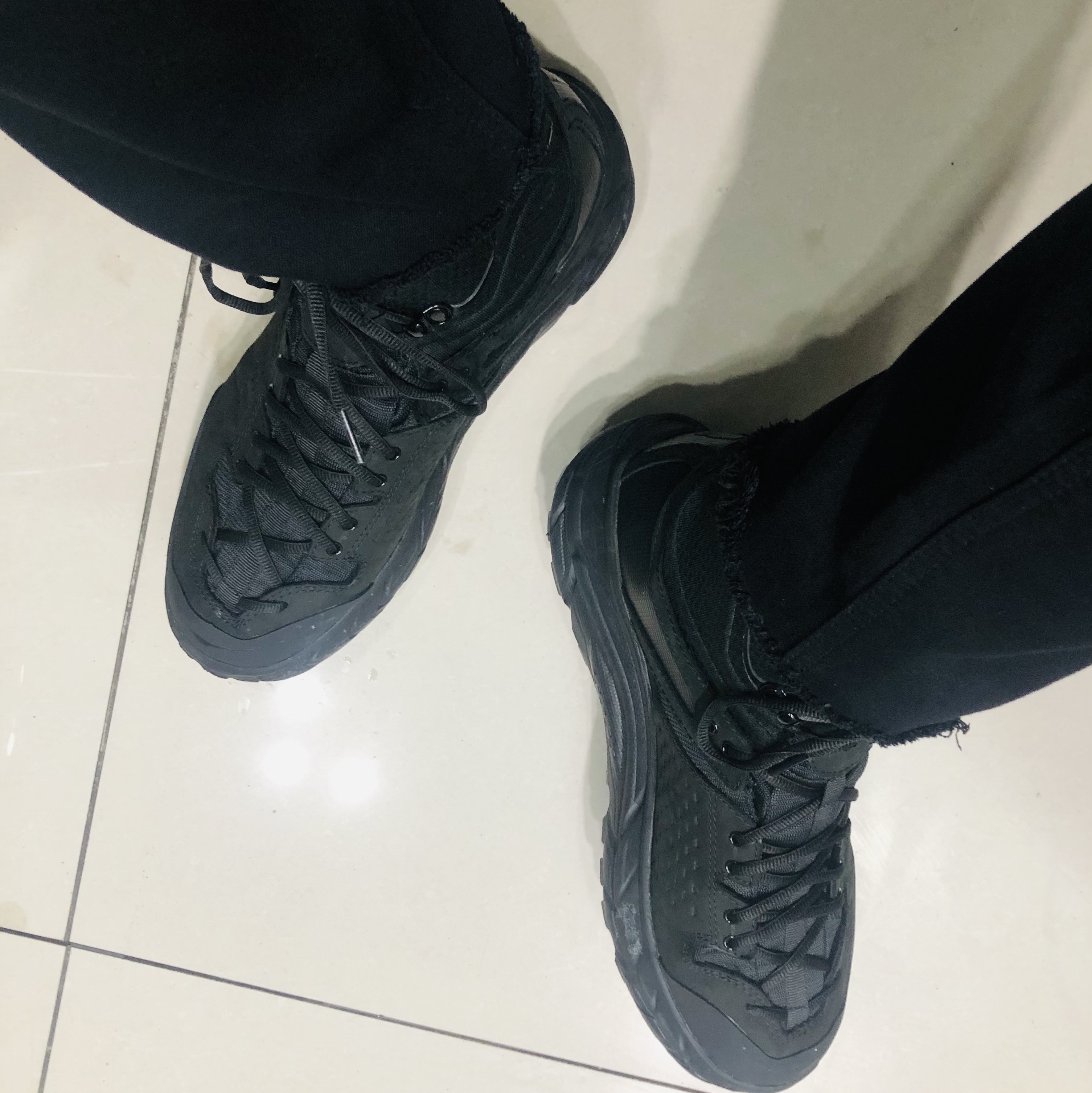 Hoka Tor Ultra Hi 2 WP Black 착용 스타일